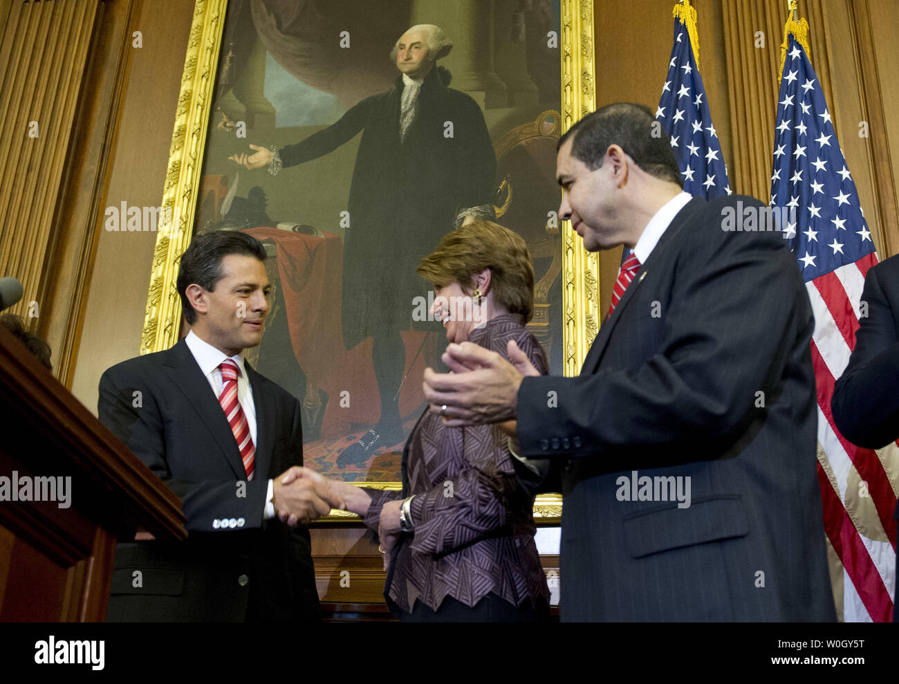 Le Président mexicain Enrique Pena Nieto élu (L), serre la main du chef de la minorité de la Chambre Nancy Pelosi (D-CA) comme Rempl. Henry Cuellar (D-TX) applaudit lors d'une séance de photos sur la colline du Capitole à Washington, DC Le 27 novembre 2012. UPI/Kevin Dietsch Banque D'Images