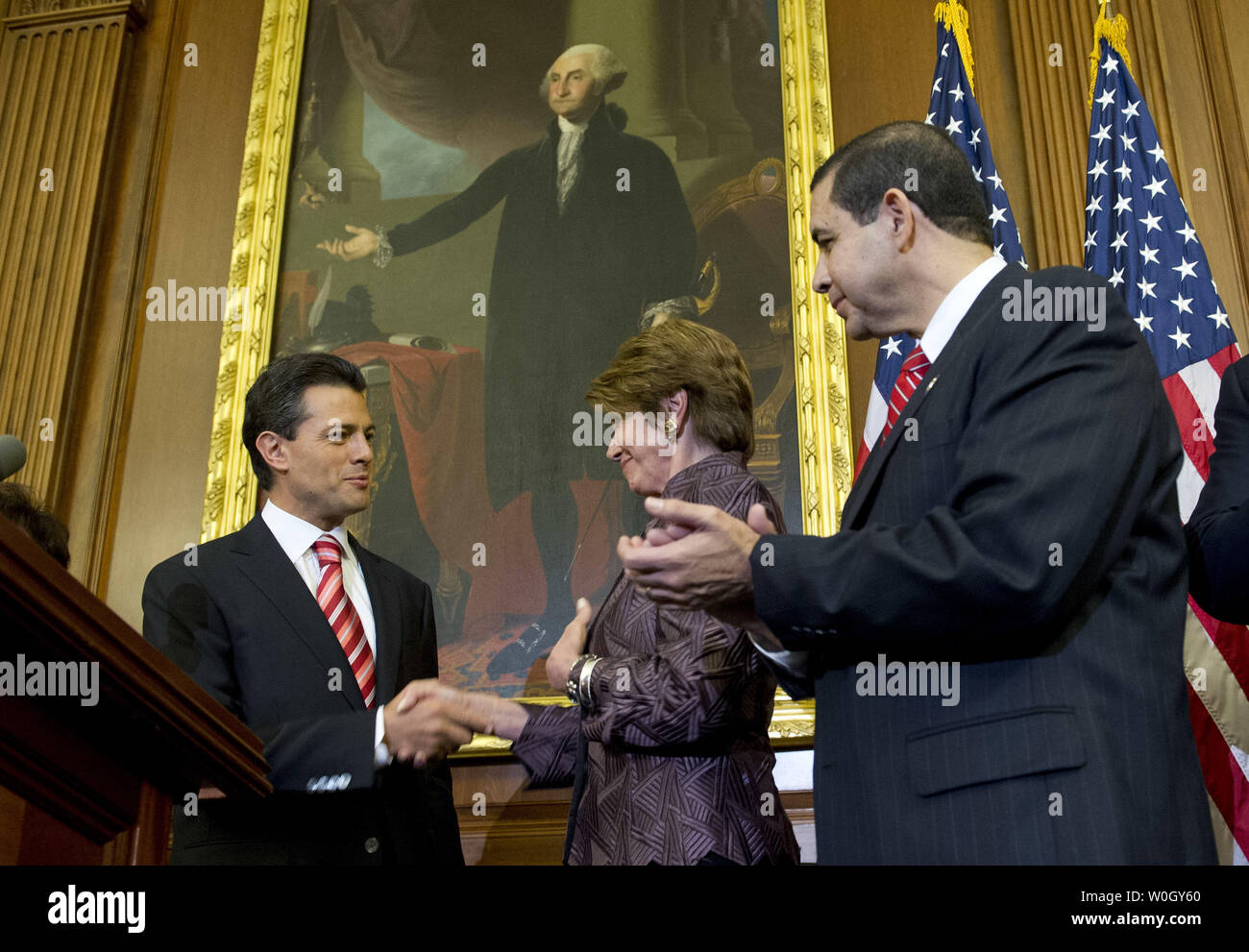Le Président mexicain Enrique Pena Nieto élu (L), serre la main du chef de la minorité de la Chambre Nancy Pelosi (D-CA) comme Rempl. Henry Cuellar (D-TX) applaudit lors d'une séance de photos sur la colline du Capitole à Washington, DC Le 27 novembre 2012. UPI/Kevin Dietsch Banque D'Images