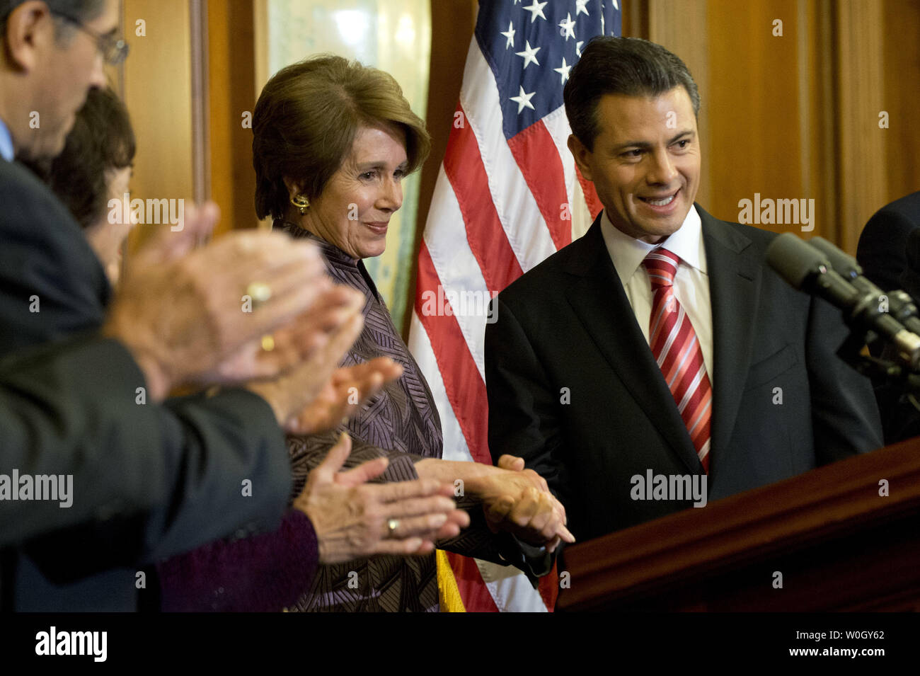 Chef de la minorité de la Chambre Nancy Pelosi (D-CA), serre la main avec le président mexicain Enrique Pena Nieto élu au cours d'un point de presse sur la colline du Capitole à Washington, DC Le 27 novembre 2012. UPI/Kevin Dietsch Banque D'Images