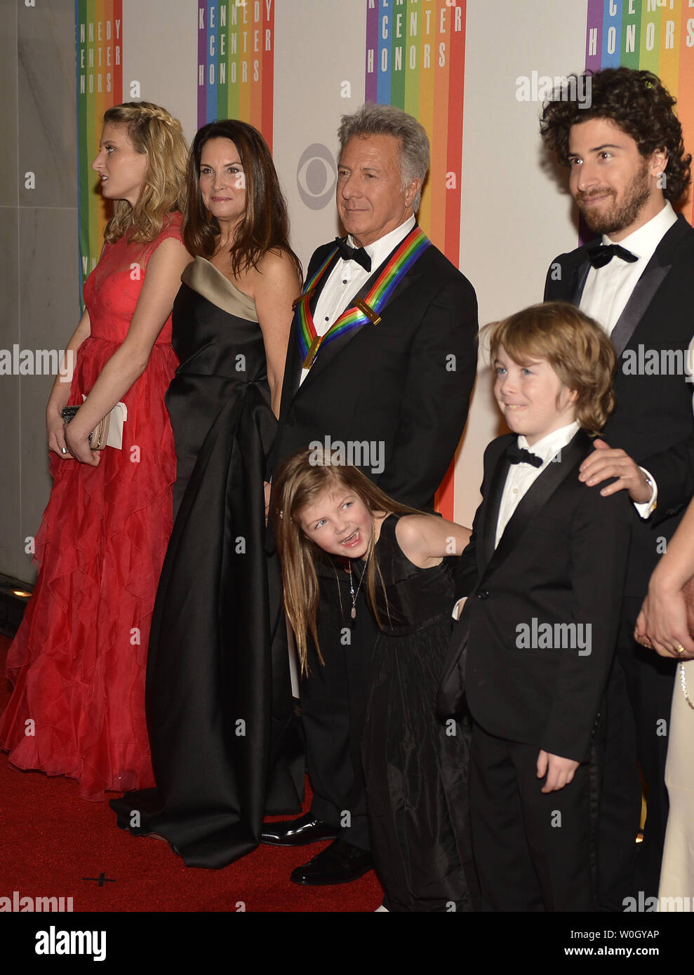 2012 lauréat du Kennedy Center et l'Academy Award-winning acteur Dustin Hoffman (C) et sa femme Lisa (2nd,L) poser pour les photographes avec des membres de la famille sur le tapis rouge à leur arrivée pour une soirée de divertissement de gala au Kennedy Center, le 1 décembre 2012, à Washington, DC. Les récompenses sont décernées chaque année sur cinq artistes pour leur l'ensemble de ses réalisations dans le domaine des arts et de la culture. UPI/Mike Theiler Banque D'Images