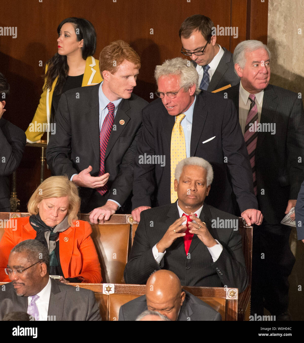 Rép. américain Joseph Kennedy (D-MA) au centre gauche, parle avec son père l'ancien député Joseph Patrick Kennedy II (D-MA) au cours de la séance d'ouverture de la 113e Chambre des représentants des États-Unis dans le Capitole à Washington, D.C., le 3 janvier 2013. UPI/Ken Cedeno Banque D'Images