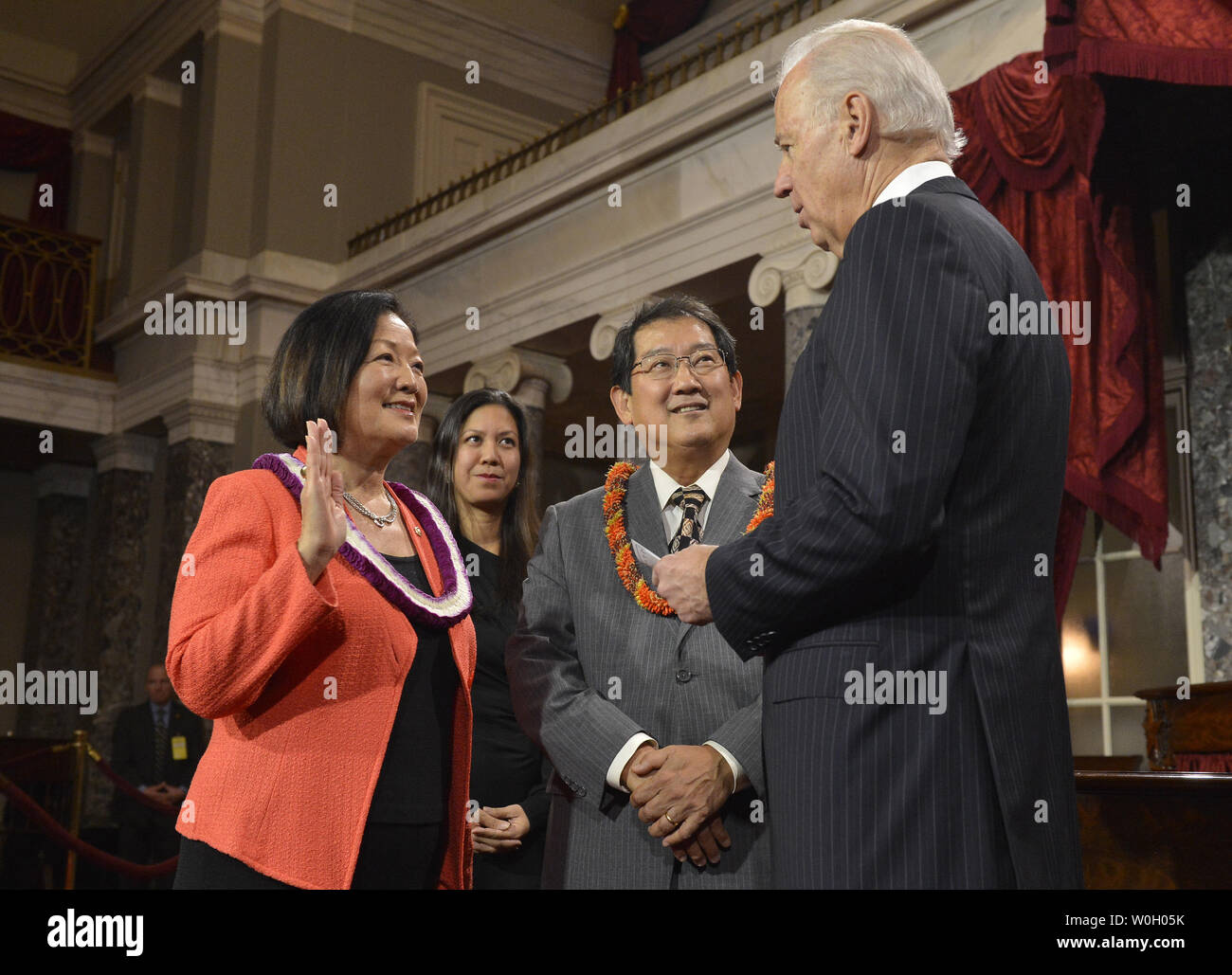 Le sénateur nouvellement élu Mazie Hirono (D-HI),(L) se trouve à côté de son mari Leighton Oshima, Kim alors qu'elle prend part à une reconstitution de sa prestation de serment par le Vice-président Joe Biden (R), dans l'ancienne salle du Sénat au Capitole, le 3 janvier 2013, à Washington, DC. Le sénateur a déjà été officiellement pris sur le parquet du Sénat pour commencer le 113e Congrès. UPI/Mike Theiler Banque D'Images