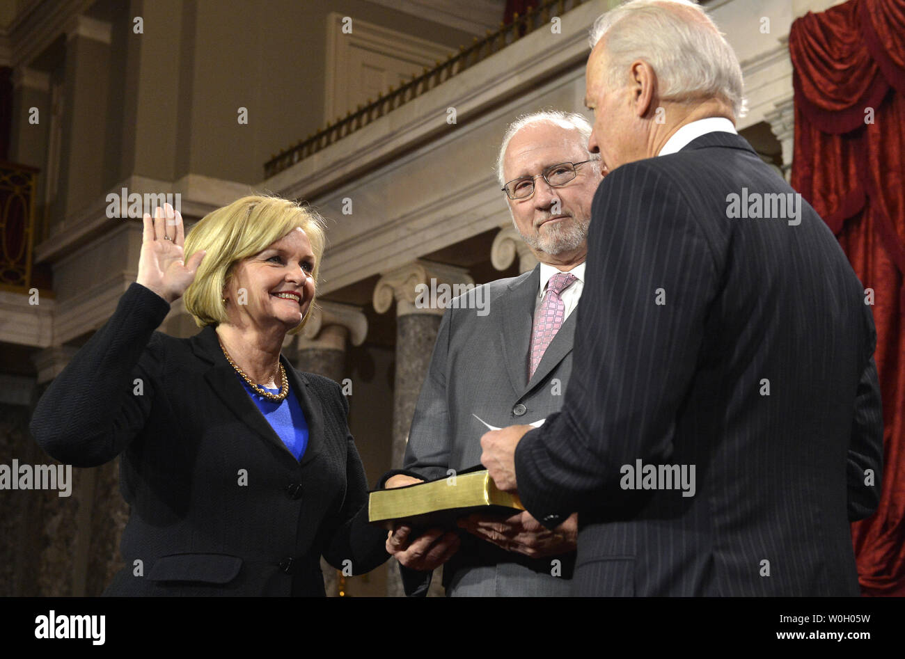 Le sénateur nouvellement réélu Claire McCaskill (D-MO),(L) met la main sur une Bible tenu par son mari Joseph Shepard qu'elle participe à une reconstitution de sa prestation de serment par le Vice-président Joe Biden (R), dans l'ancienne salle du Sénat au Capitole, le 3 janvier 2013, à Washington, DC. Le sénateur a déjà été officiellement pris sur le parquet du Sénat pour commencer le 113e Congrès. UPI/Mike Theiler Banque D'Images