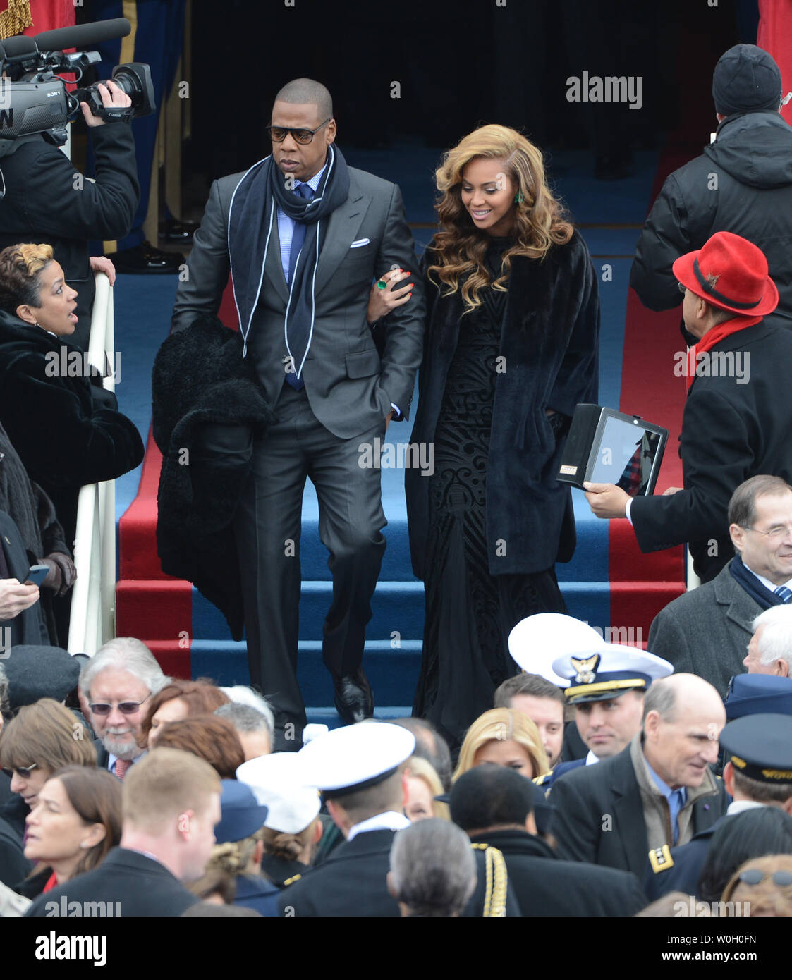 beyonce-et-jay-z-arrivent-pour-le-president-barack-obama-pour-etre-assermente-pour-un-deuxieme-mandat-en-tant-que-president-de-l-united-states-par-le-juge-en-chef-de-la-cour-supreme-john-roberts-au-cours-de-sa-ceremonie-d-inauguration-a-le-capitole-a-washington-d-c-le-21-janvier-2013-upi-pat-benic-w0h0fn.jpg