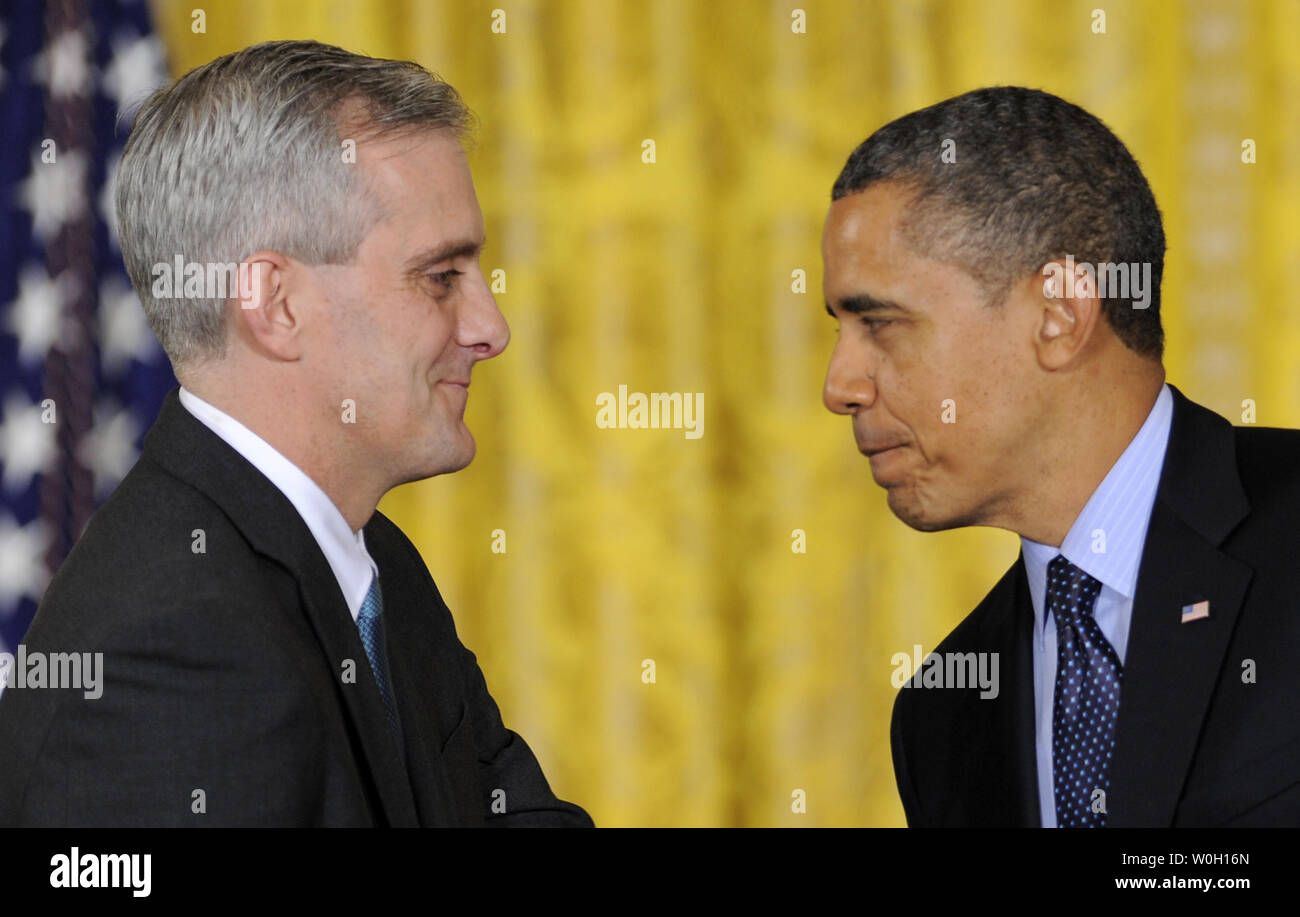 Le président américain Barack Obama (R) serre la main à nouveau nommé chef de cabinet Denis McDonough, dans l'East Room de la Maison Blanche, le 25 janvier 2013, à Washington, DC. McDonough, ex-vice-conseiller à la sécurité nationale, remplace Jack Lew, qui a été désigné comme le prochain secrétaire du Trésor. UPI/Mike Theiler Banque D'Images