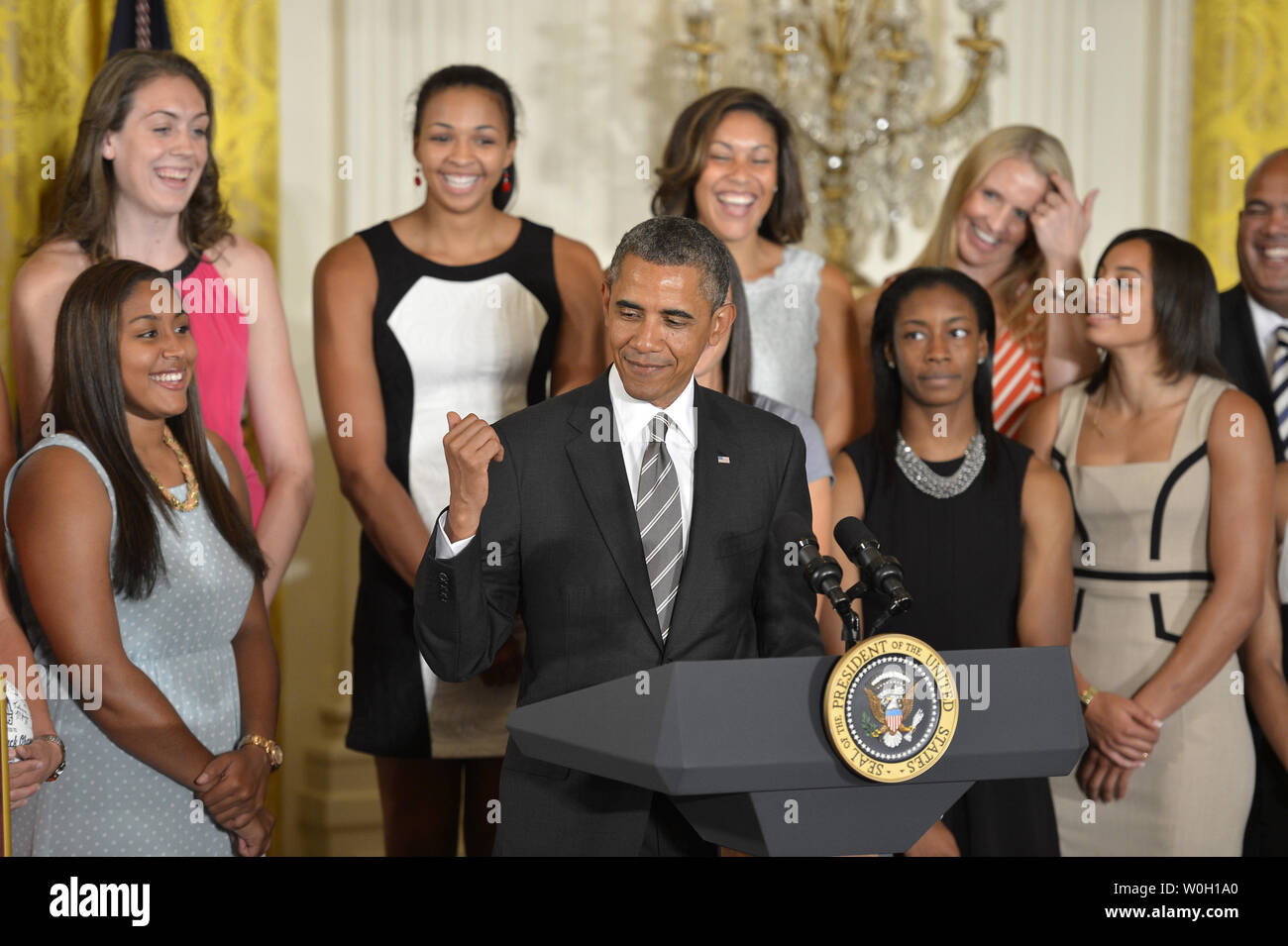 Le président américain Barack Obama fait les commentaires comme il se félicite de l'UConn 2013 Champions NCAA de basket-ball des femmes à la Maison Blanche, le 31 juillet 2013, à Washington, DC. Obama a poursuivi une tradition d'accueil des sports champions à la Maison Blanche et les remercier de leur service communautaire. UPI/Mike Theiler Banque D'Images