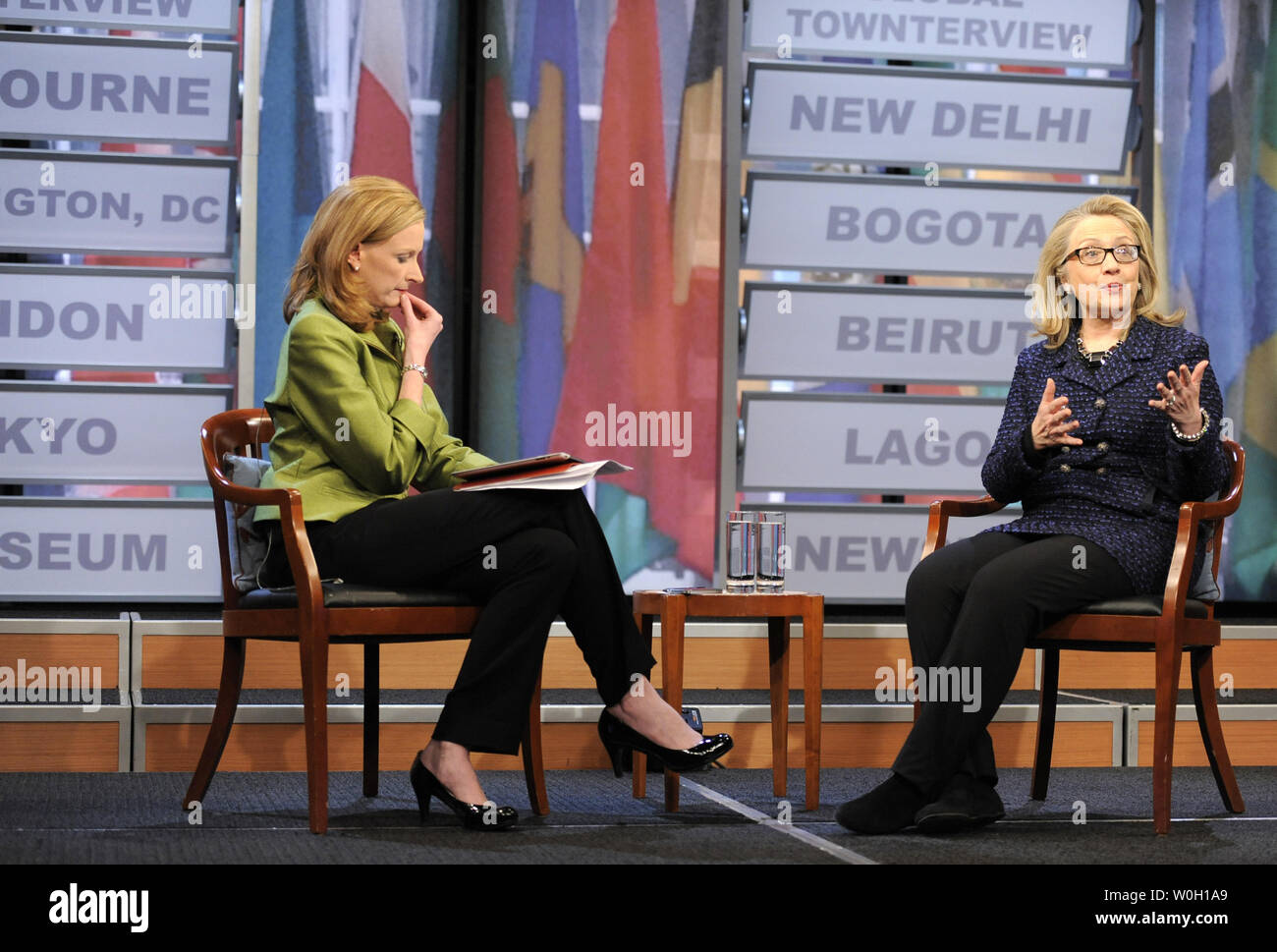 La secrétaire d'Etat américaine Hillary Clinton (R) répond à une question de Leigh Ventes de l'Australian Broadcasting Corporation à un Townterview* *Global à l'Newseum, le 29 janvier 2013, à Washington, DC. Clinton, qui prend sa retraite cette semaine après quatre ans dans l'administration Obama, a répondu aux questions du monde entier sur les questions de politique étrangère. UPI/Mike Theiler Banque D'Images