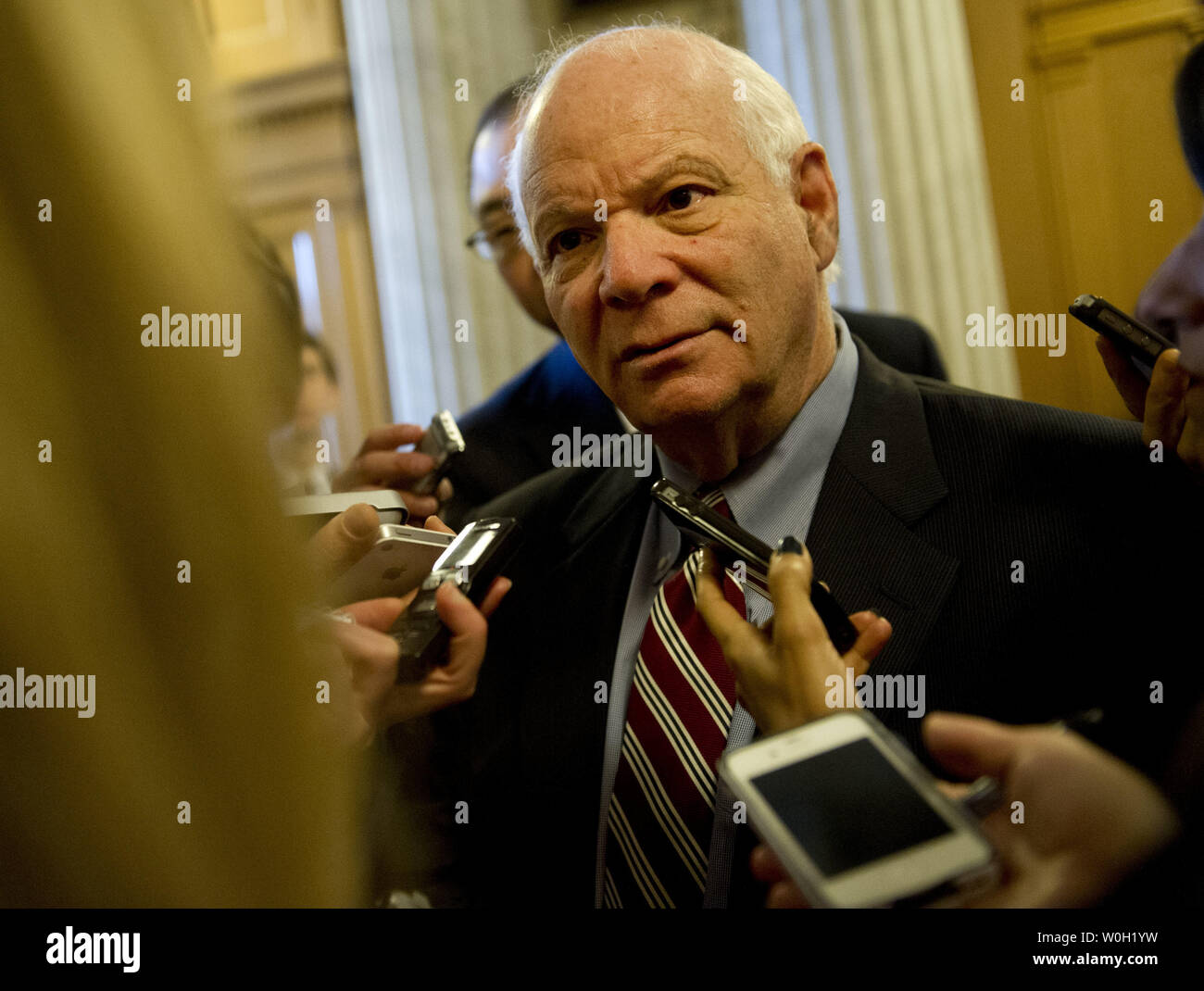 Le sénateur Ben Cardin (D-MD) s'adresse aux journalistes après que le Sénat n'a pas réussi à adopter deux projets de loi visant à éviter les terribles compressions budgétaires du gouvernement, surnommé la séquestration, au Capitole, le 28 février 2013 à Washington, D.C. UPI/Kevin Dietsch Banque D'Images