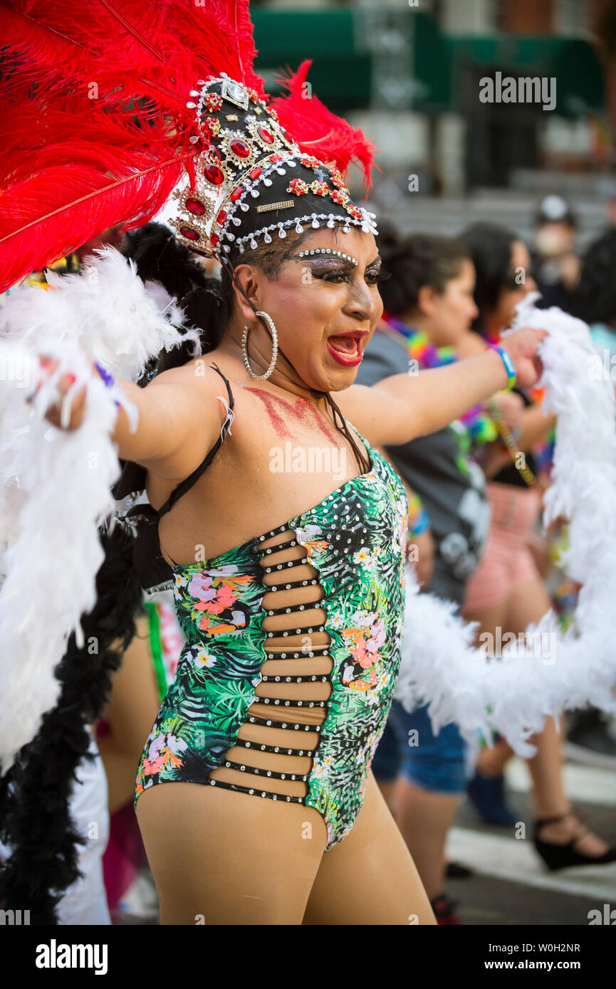 NEW YORK - 25 juin 2017 : un artiste transgenre faites glisser porte un costume de plumes flamboyant dans la gay pride parade annuelle à Greenwich Village. Banque D'Images