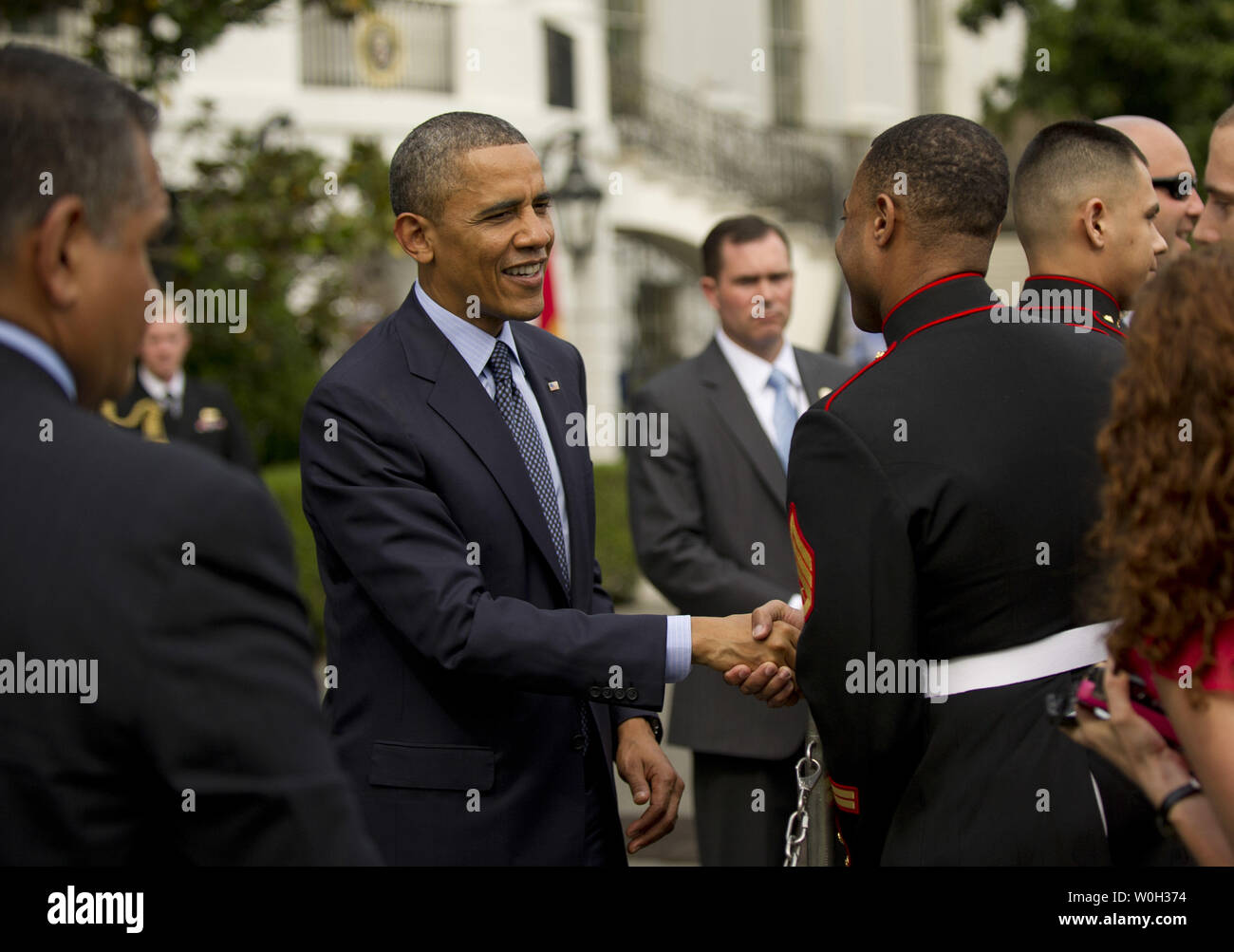 Le président Barack Obama les membres de la Marine Corp. après qu'il a accueilli les membres du projet Les soldats blessés en soldat à la Maison Blanche le 17 avril 2013 à Washington, D.C. UPI/Kevin Dietsch Banque D'Images