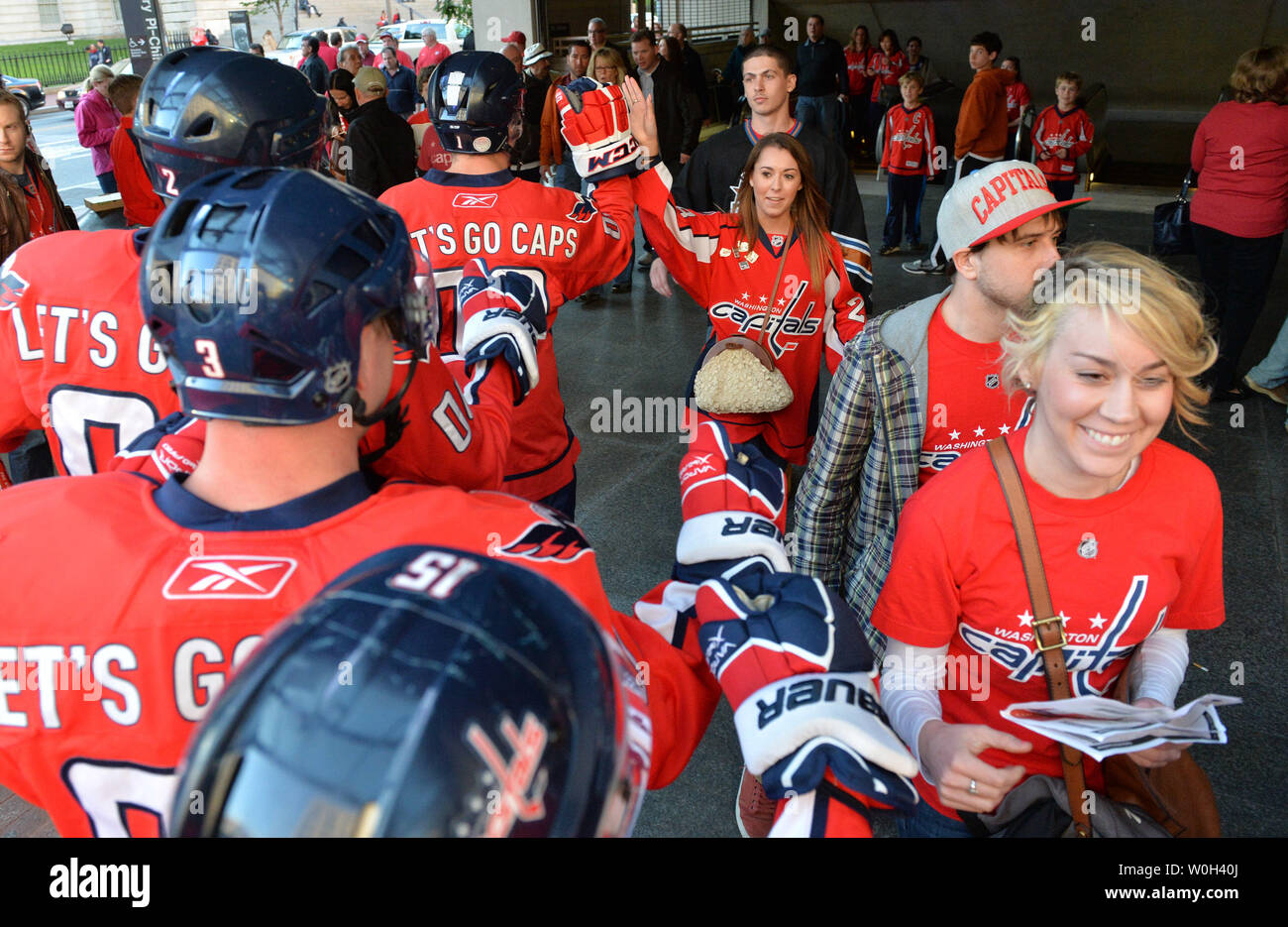 Les Capitals de Washington fans arrivent sur jeu 7 de la finale de conférence de l'Est entre les capitales et les Rangers de New York, au Verizon Center le 13 mai 2013 à Washington, D.C. UPI/Kevin Dietsch Banque D'Images