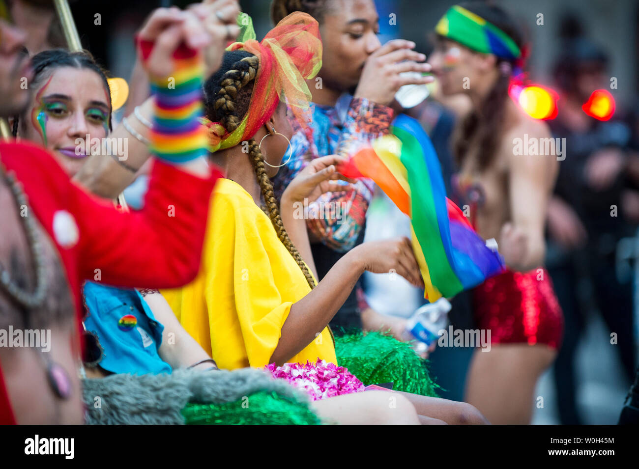 NEW YORK - 25 juin 2017 : vague Supporters drapeaux arc-en-ciel dans la Gay Pride Parade annuelle lorsqu'ils passent de Greenwich Village. Banque D'Images