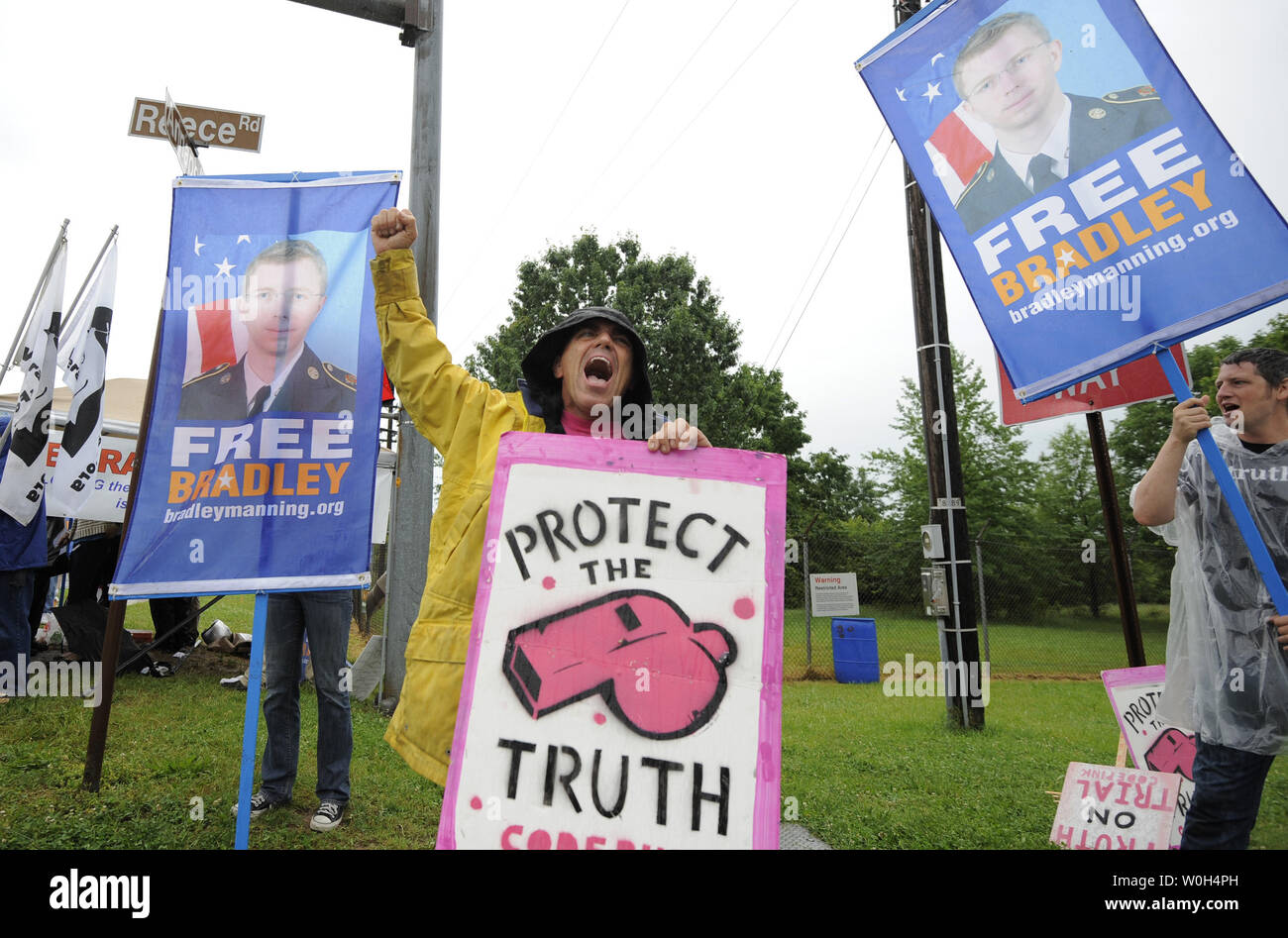 Des manifestants de diverses organisations se rassemblent pour protester contre le début de la cour martiale de l'Armée US CIRCUIT Bradley Manning, à l'extérieur de la porte avant de Fort Meade, Maryland, le 3 juin 2013. Manning est accusé d'avoir divulgué des milliers de secrets militaires dans le cas Wiki-Leaks. UPI/Mike Theiler Banque D'Images