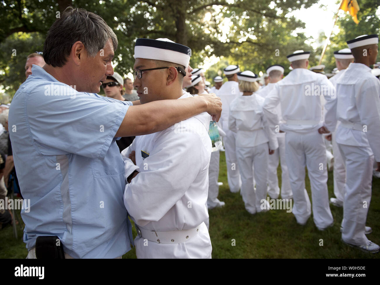 A plebe embrasse sa famille à la fin de journée d'intégration à l'académie navale des États-Unis le 27 juin 2013 à Baltimore, Maryland. La classe de 2017 est arrivé à l'Académie Navale de commencer leur entraînement d'été qui jettera les bases de l'académie professionnelle de quatre ans d'études. UPI/Kevin Dietsch Banque D'Images