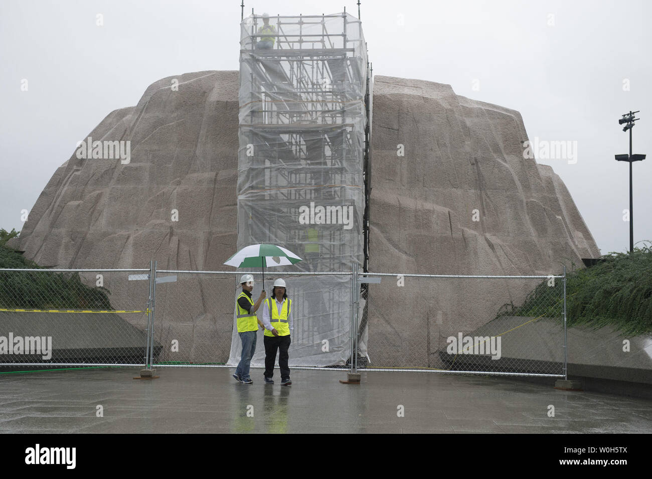 Martin Luther King Jr. sculpteur Memorial Lei Yixin quitte le Memorial comme il se prépare à parler aux médias sur son travail pour supprimer une inscription, à Washington, DC, le 1 août 2013. Les travailleurs sont retrait de la controverse majeure 'Drum' cite l'inscription sur le côté du monument. UPI/Kevin Dietsch Banque D'Images