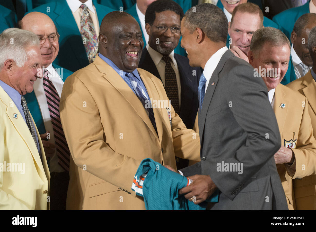 Le président Barack Obama des blagues avec hall de 1972 offensive des Dolphins de Miami et garde hall of fame Larry membre peu au cours d'une cérémonie honorant les Champions du Super Bowl VII et leur saison parfaite, dans l'East Room à la Maison Blanche le 20 août 2013. Les Dolphins de Miami de 1972 sont la seule équipe de la NFL d'aller invaincu. UPI/Kevin Dietsch Banque D'Images