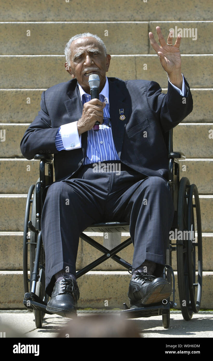 Ministre et militant des droits de l'cicil Joseph Lowery fait remarques/un fauteuil  roulant en face du Lincoln Memorial, à l'occasion du 50e anniversaire de  son père, le Dr Martin Luther King's, '