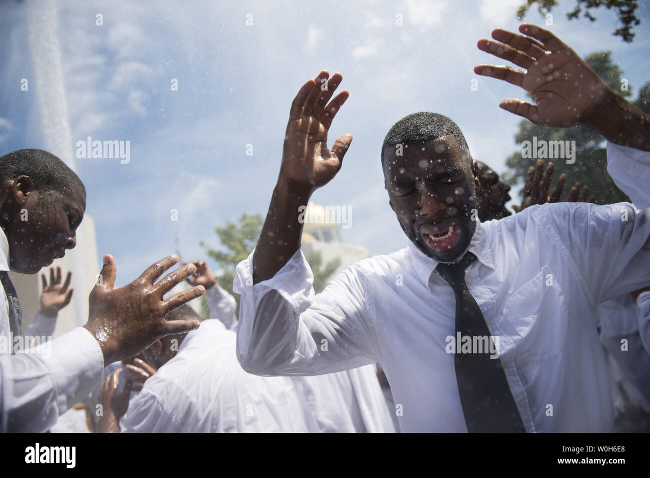 Les hommes participent à un baptême de masse par front, à l'assemblée de prière pour tous les peuples le 25 août 2013 à Washington, D.C., des centaines de personnes se sont réunies pour le baptême à la suite de la 87e de l'Eglise sainte Convocation annuelle. UPI/Kevin Dietsch Banque D'Images