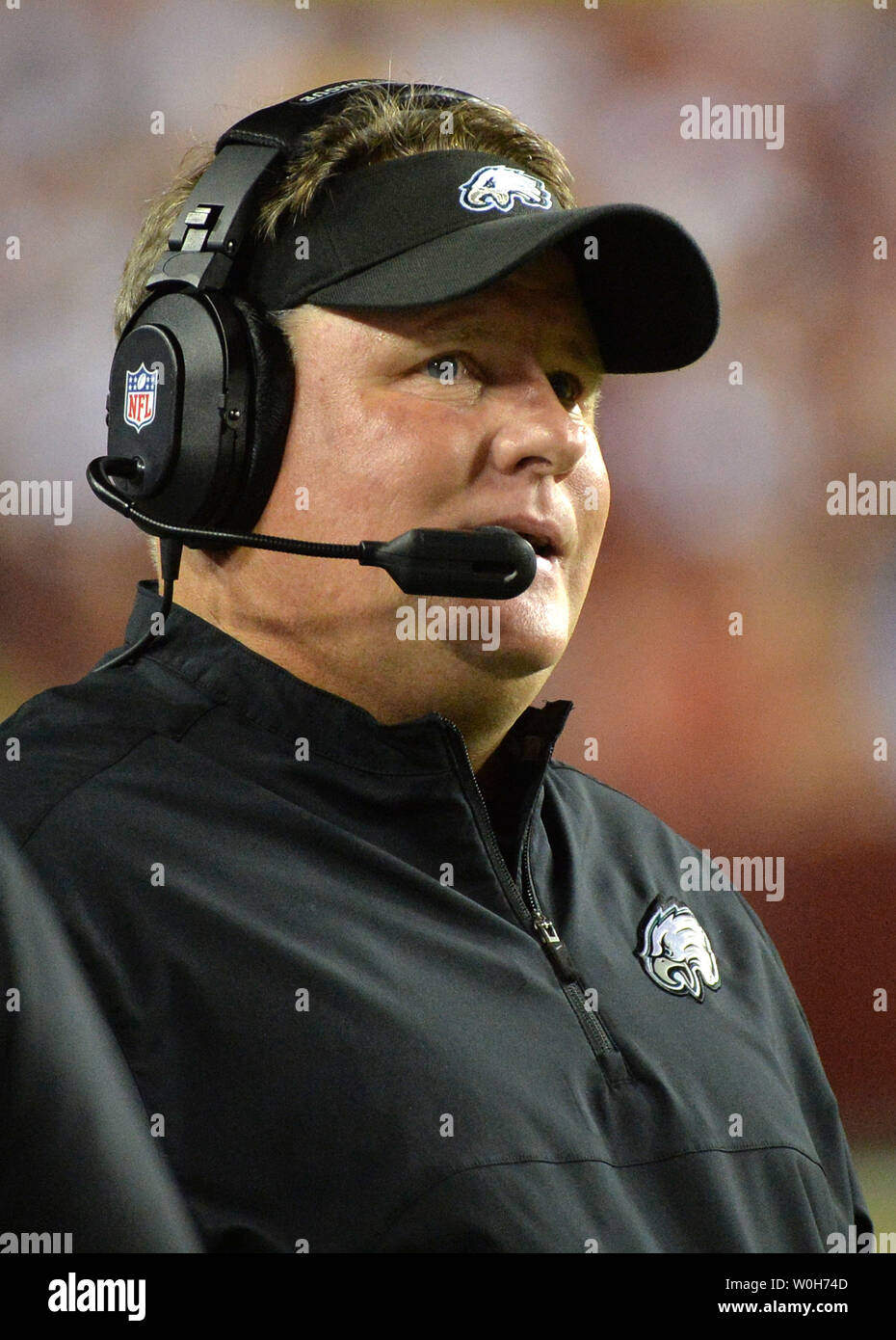 Philadelphia Eagles Head coach Chip Kelly mène son équipe contre les Redskins de Washington à FedEx Field à Landover, Maryland le 9 septembre 2013. UPI/Kevin Dietsch Banque D'Images