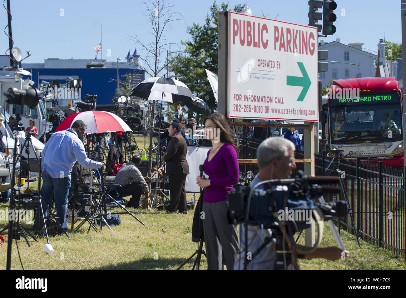 Les membres des médias, à l'extérieur de la Navy Yard, un jour après que 12 personnes ont été tuées par un homme armé, à Washington, D.C. le 17 septembre 2013. Tireur présumé s'est rendu hier matin sur une fusillade à l'intérieur du complexe, tuant 12. UPI/Kevin Dietsch Banque D'Images