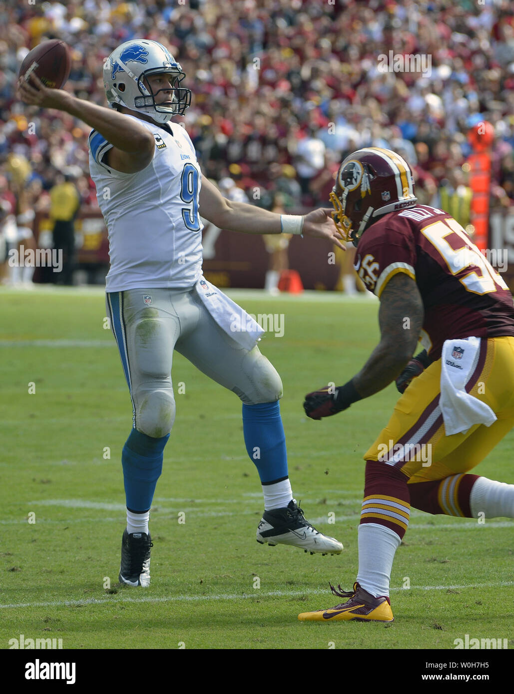 Detroit Lions quarterback Matthew Stafford (L) a l'air à passer dans l'endzone comme il est des pressions de Washington Redskins secondeur Perry Riley vers la fin du deuxième trimestre à FedEx Field, Landover, Maryland, le 22 septembre 2013. Les Redskins, 0-2 dans leurs deux premiers matchs de la saison, chercher leur première victoire. UPI/Mike Theiler Banque D'Images