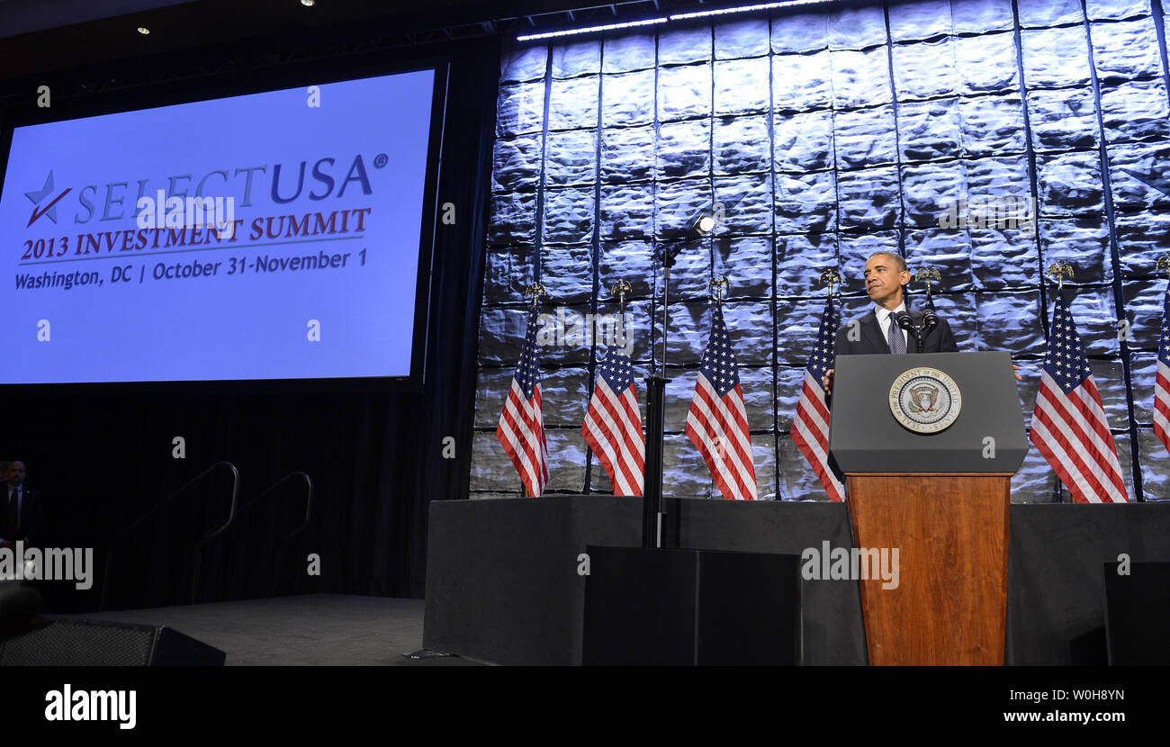 Le président américain Barack Obama fait de l'investissement remarques SelectUSA Sommet, comme il l'introduit un effort global du gouvernement fédéral pour créer des emplois et d'investissements de partout dans le monde aux États-Unis, le 31 octobre 2013, à Washington, DC. Obama vanté la productivité de l'Amérique, de l'énergie à peu de frais et les protections juridiques que les incitations à investir dans le nous. UPI/Mike Theiler Banque D'Images