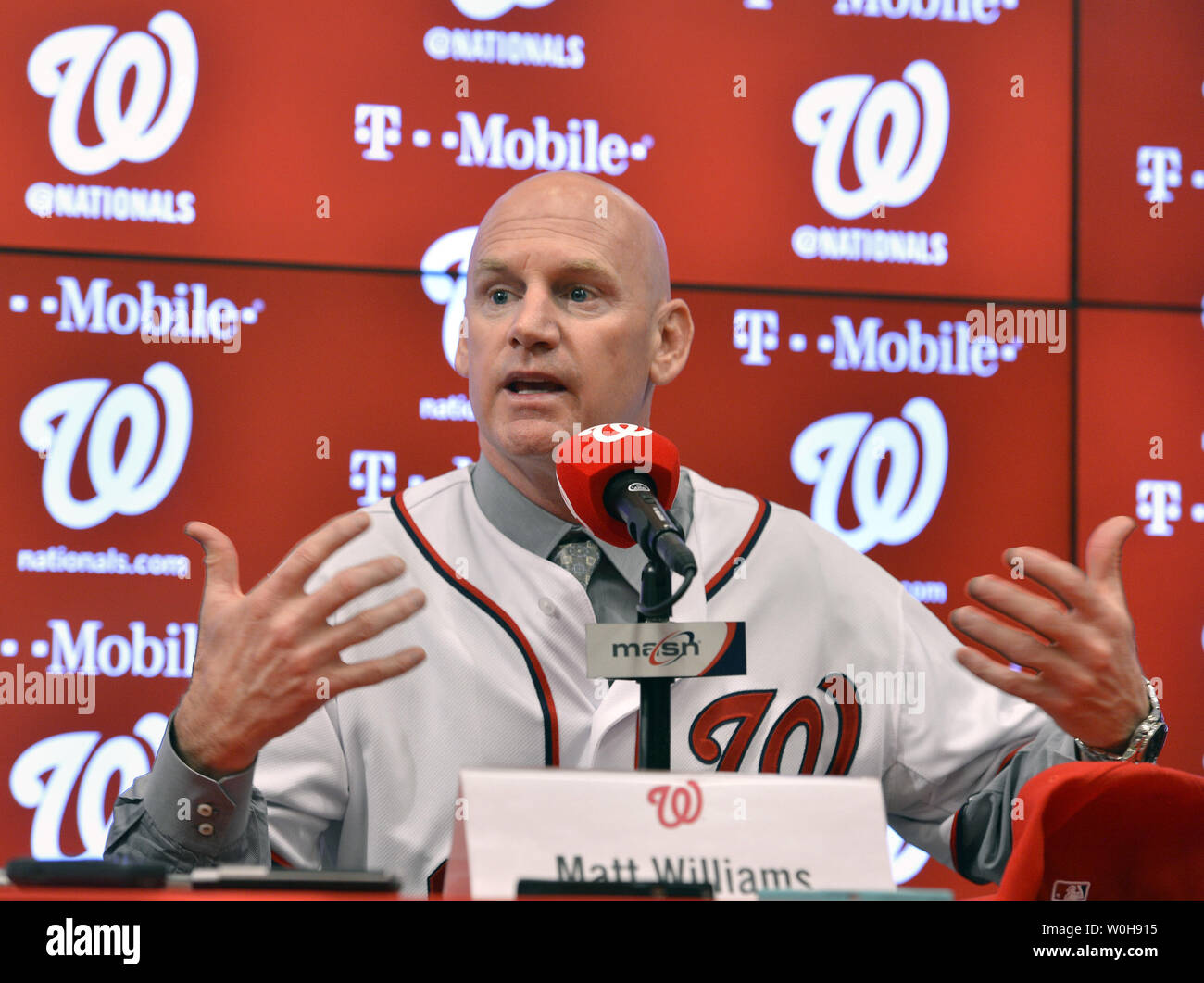 Matt Williams, les Nationals de Washington nouveau manager de l'équipe, fait des remarques à la presse, au Championnat National Park, Washington, DC, le 1 novembre 2013. Williams, qui n'a jamais réussi dans les ligues majeures, est un ancien All-Star, jouant principalement pour les Giants de San Francisco et les Diamondbacks de l'Arizona. UPI/Mike Theiler Banque D'Images