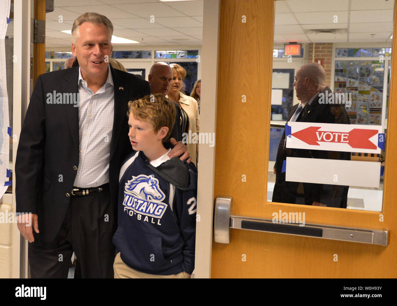 Virginie, candidat au poste de gouverneur démocrate Terry McAuliffe arrrives à voter avec son fils Peter au Spring Hill Elementary School, à McLean, en Virginie, le 5 novembre 2013. McAuliffe est en marche contre l'ancien procureur général de Virginie Ken Cuccinelli républicaine. UPI/Mike Theiler Banque D'Images