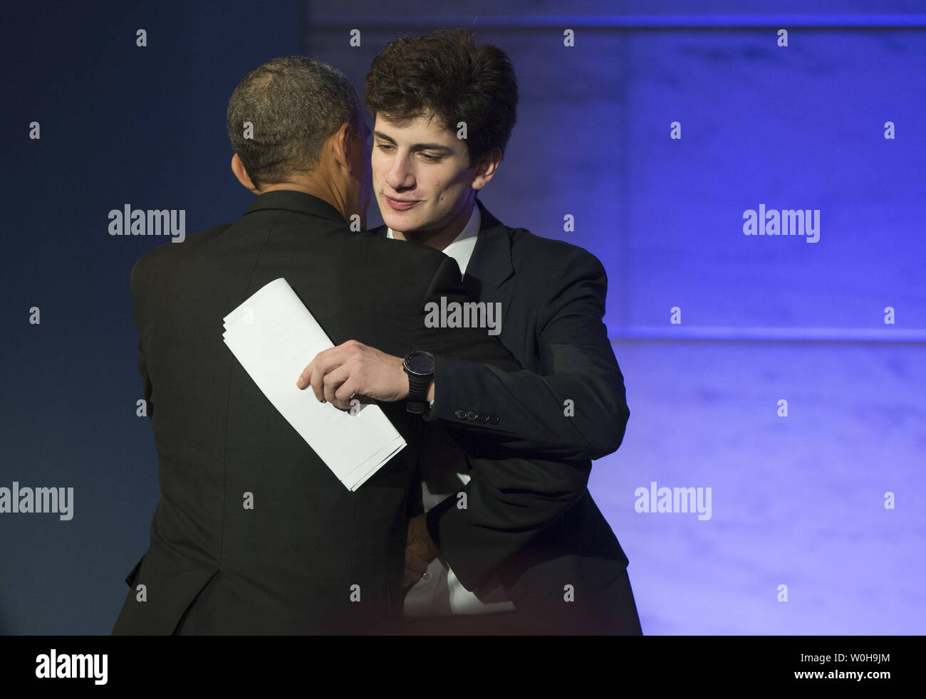 Le président Barack Obama épouse les Jack Schlossberg, le petit-fils du Président John F. Kennedy, après qu'il a présenté Obama, lors d'un dîner en l'honneur de la Médaille de la liberté les boursiers au Smithsonian National Museum of American History le 20 novembre 2013 à Washington, D.C. UPI/Kevin Dietsch Banque D'Images