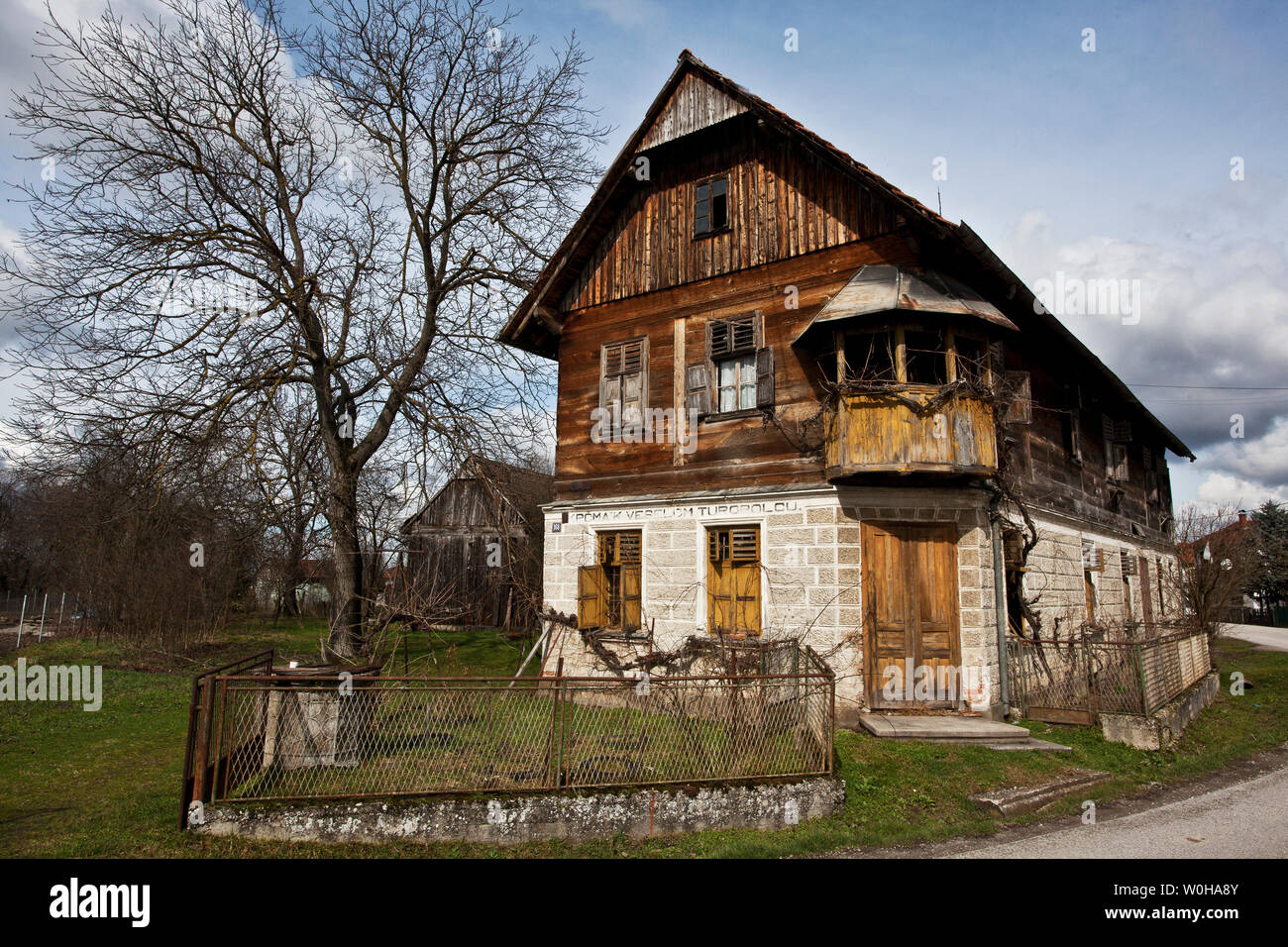 Une vieille maison abandonnée sur la montagne Banque D'Images