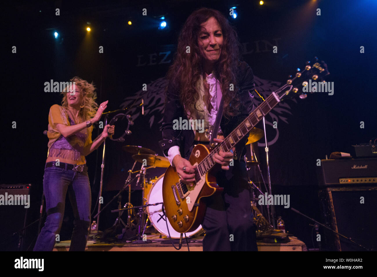 Lez Zeppelin chanteur et guitariste Shannon Conley Steph Paynes chanter une chanson au State Theatre à Falls Church, Virginie le Samedi, Décembre 14, 2013. Basée à New York, toutes les femmes-Lez Zeppelin band joue la musique de Led Zeppelin dans le monde entier. Les membres incluent le guitariste Steph Paynes, chanteur, guitariste basse Shannon Conley Megan Thomas et le batteur Leesa Harrington-Squyres. UPI/Pat Benic Banque D'Images