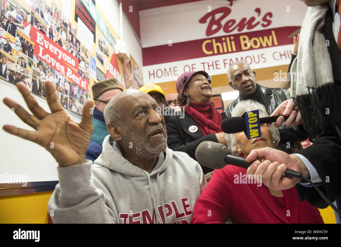 Acteur Bill Cosby parle aux journalistes à l'ouverture de Ben's Chili Bowl le 6 mars 2014, à Arlington, en Virginie. Cosby, longtemps visiteur de l'emplacement du premier restaurant qui a ouvert en 1958 sur U Street à Washington, D.C., a contribué à ouvrir le deuxième emplacement officiel aujourd'hui à Arlington. UPI/Kevin Dietsch Banque D'Images