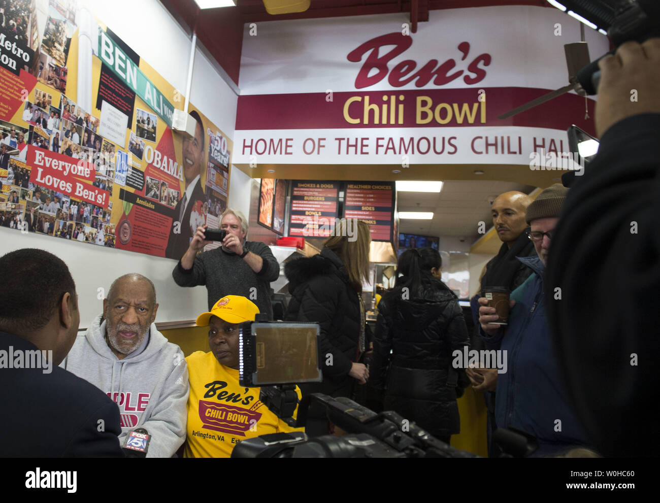 Acteur Bill Cosby parle aux journalistes à l'ouverture de Ben's Chili Bowl le 6 mars 2014, à Arlington, en Virginie. Cosby, longtemps visiteur de l'emplacement du premier restaurant qui a ouvert en 1958 sur U Street à Washington, D.C., a contribué à ouvrir le deuxième emplacement officiel aujourd'hui à Arlington. UPI/Kevin Dietsch Banque D'Images