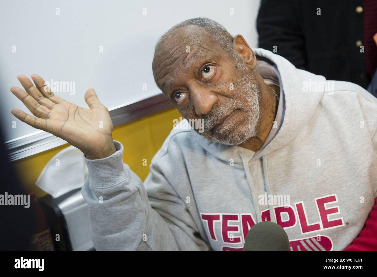 Acteur Bill Cosby parle aux journalistes à l'ouverture de Ben's Chili Bowl le 6 mars 2014, à Arlington, en Virginie. Cosby, longtemps visiteur de l'emplacement du premier restaurant qui a ouvert en 1958 sur U Street à Washington, D.C., a contribué à ouvrir le deuxième emplacement officiel aujourd'hui à Arlington. UPI/Kevin Dietsch Banque D'Images
