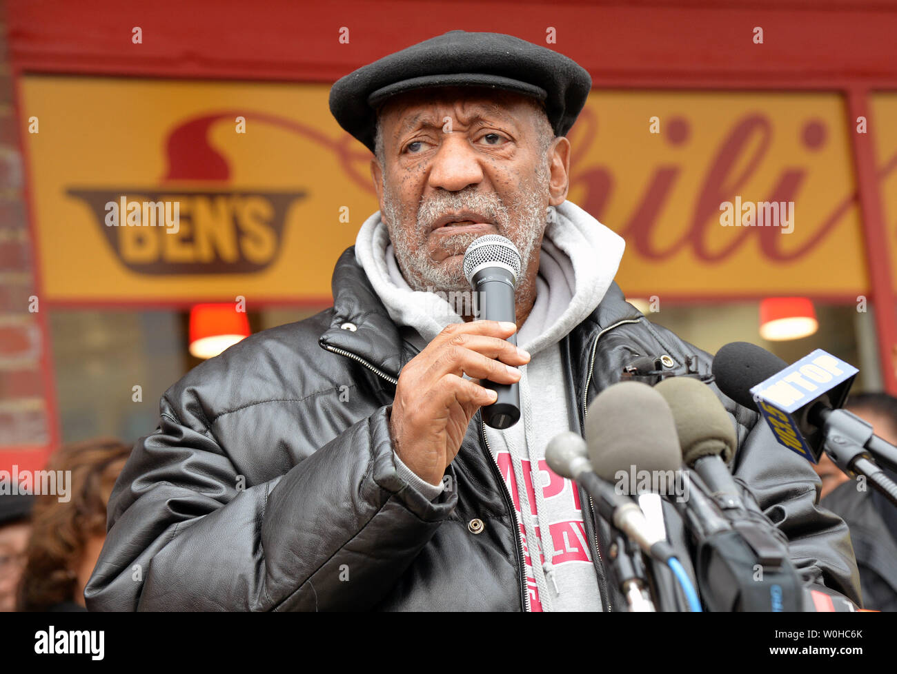 Acteur Bill Cosby prononce une allocution à l'ouverture de Ben's Chili Bowl's second emplacement le 6 mars 2014, à Arlington, en Virginie. Cosby, longtemps visiteur de l'emplacement du premier restaurant qui a ouvert en 1958 sur U Street à Washington, D.C., a contribué à ouvrir le deuxième emplacement officiel aujourd'hui à Arlington. UPI/Kevin Dietsch Banque D'Images