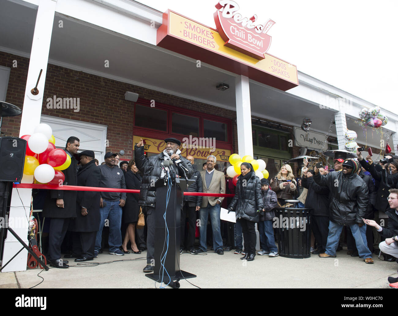 Acteur Bill Cosby prononce une allocution à l'ouverture de Ben's Chili Bowl's second emplacement le 6 mars 2014, à Arlington, en Virginie. Cosby, longtemps visiteur de l'emplacement du premier restaurant qui a ouvert en 1958 sur U Street à Washington, D.C., a contribué à ouvrir le deuxième emplacement officiel aujourd'hui à Arlington. UPI/Kevin Dietsch Banque D'Images