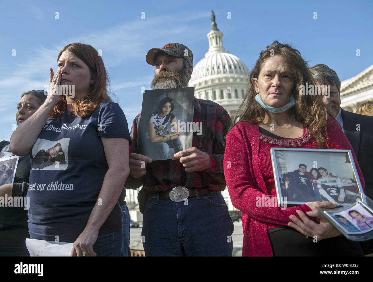 De gauche à droite, Laura Christian, Randal Rademaker, Shannon et Wooten, tous ceux qui avaient des enfants meurent dans des accidents de voiture causé par un allumage GM assister à une conférence de presse sur le rappel de l'interrupteur sur la colline du Capitole à Washington, D.C. le 1 avril 2014. Le commutateur défectueux, ce qui peut d'arrêt au hasard un véhicule automobile en mouvement, est liée à la mort de 12 personnes et des blessures de plus de 30 de plus. UPI/Kevin Dietsch Banque D'Images