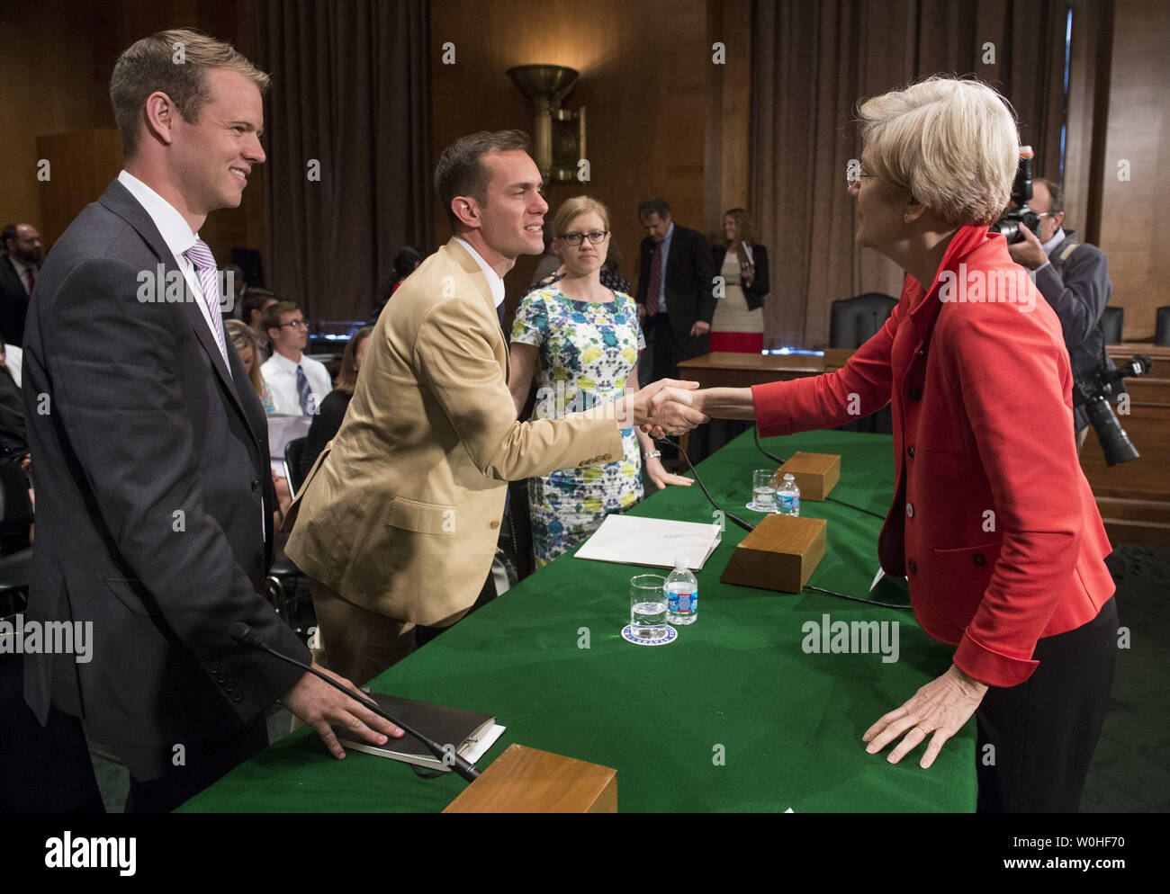 La sénatrice Elizabeth Warren (D-MA) parle à Robert Geremia, professeure de sciences sociales à Wilson High School, Hubbard, vice-président des affaires extérieures à Anciens Combattants étudiants d'Amérique, et Lindsey Burke, chercheur associé à l'éducation à la Fondation du patrimoine ., suite à un comité sénatorial des banques, du logement et des Affaires urbaines audience de comité sur les prêts étudiants sur la colline du Capitole à Washington, D.C. le 4 juin 2014. UPI/Kevin Dietsch Banque D'Images