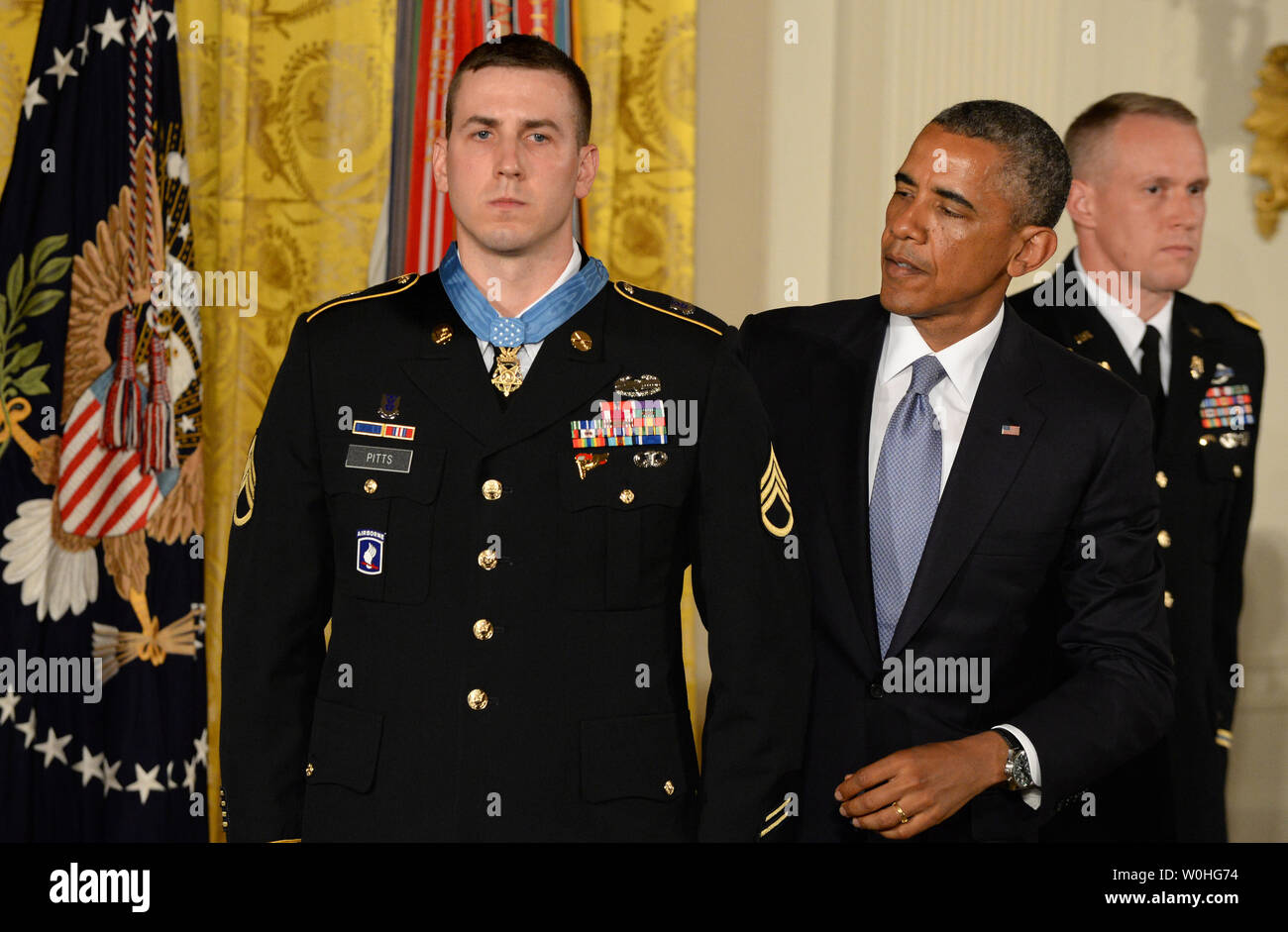 Le président des États-Unis, Barack Obama remet la Médaille d'honneur de l'ancien Sergent Ryan Pitts lors d'une cérémonie dans l'East Room de la Maison Blanche le 21 juillet 2014. Pitts, du 2e peloton, compagnie choisie, 2e Bataillon (Airborne), 503e Régiment d'infanterie, 173e Brigade aéroportée, a reçu la plus haute distinction militaire pour ses actions courageuses au cours d'opérations de combat à la base de patrouille de Kahler dans la province de Kunar, de l'Afghanistan le 13 juillet 2008. UPI/Pat Benic Banque D'Images