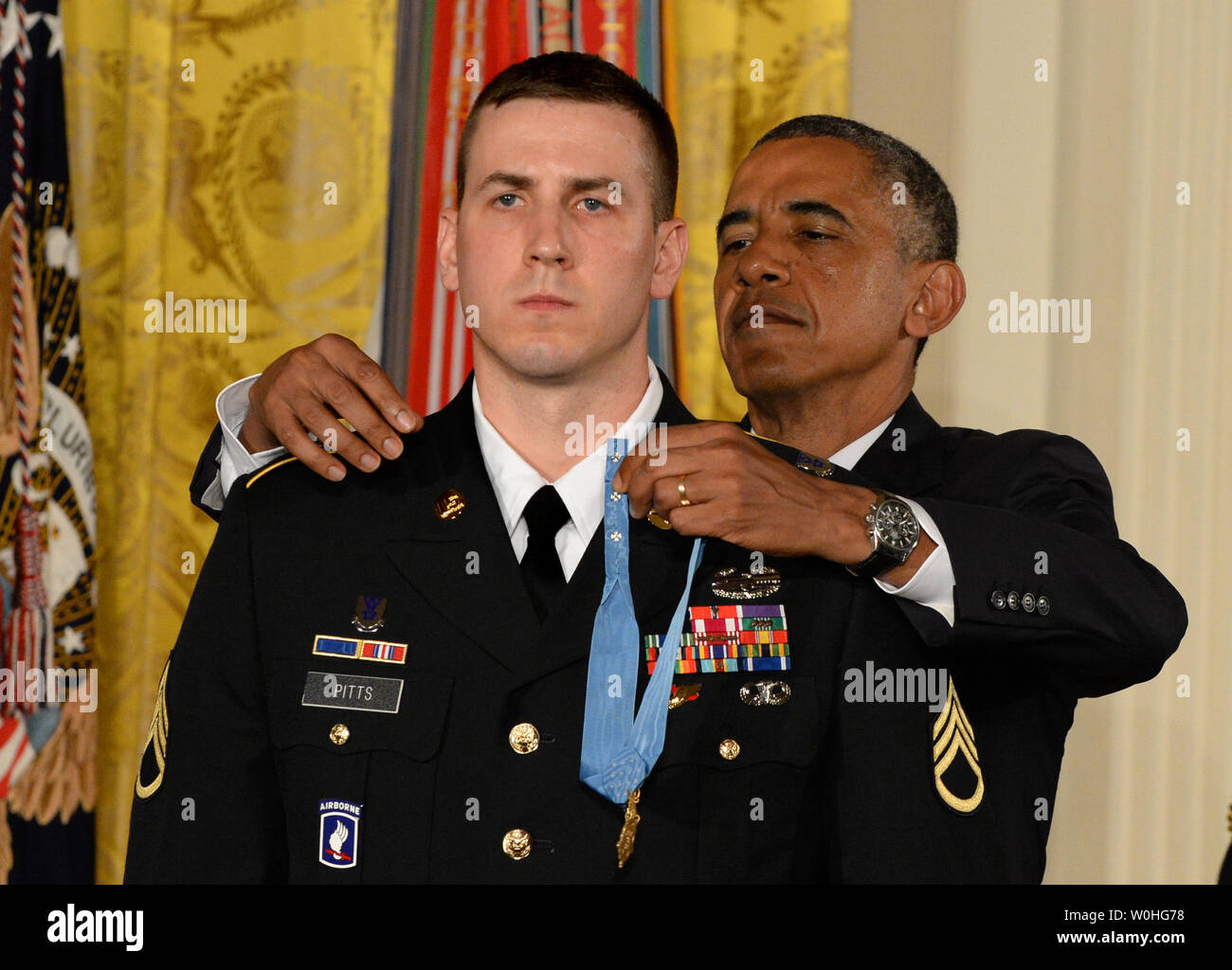 Le président des États-Unis, Barack Obama remet la Médaille d'honneur de l'ancien Sergent Ryan Pitts lors d'une cérémonie dans l'East Room de la Maison Blanche le 21 juillet 2014. Pitts, du 2e peloton, compagnie choisie, 2e Bataillon (Airborne), 503e Régiment d'infanterie, 173e Brigade aéroportée, a reçu la plus haute distinction militaire pour ses actions courageuses au cours d'opérations de combat à la base de patrouille de Kahler dans la province de Kunar, de l'Afghanistan le 13 juillet 2008. UPI/Pat Benic Banque D'Images