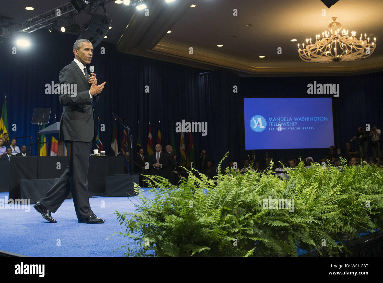 Le président Barack Obama prononce une allocution au Sommet de la Washington Bourse pour jeunes leaders africains, à l'Omni Shoreham Hotel, 28 juillet 2014 à Washington, D.C. Le sommet de trois jours réunira 500 de l'Afrique subsaharienne's young leaders de leur donner la possibilité de s'engager avec les représentants du gouvernement, des entrepreneurs et des représentants de la société civile et les développeurs. UPI/Kevin Dietsch Banque D'Images