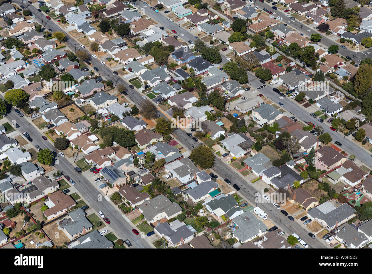 Vue aérienne de rues résidentielles et des maisons près de San Leandro et Oakland, Californie. Banque D'Images