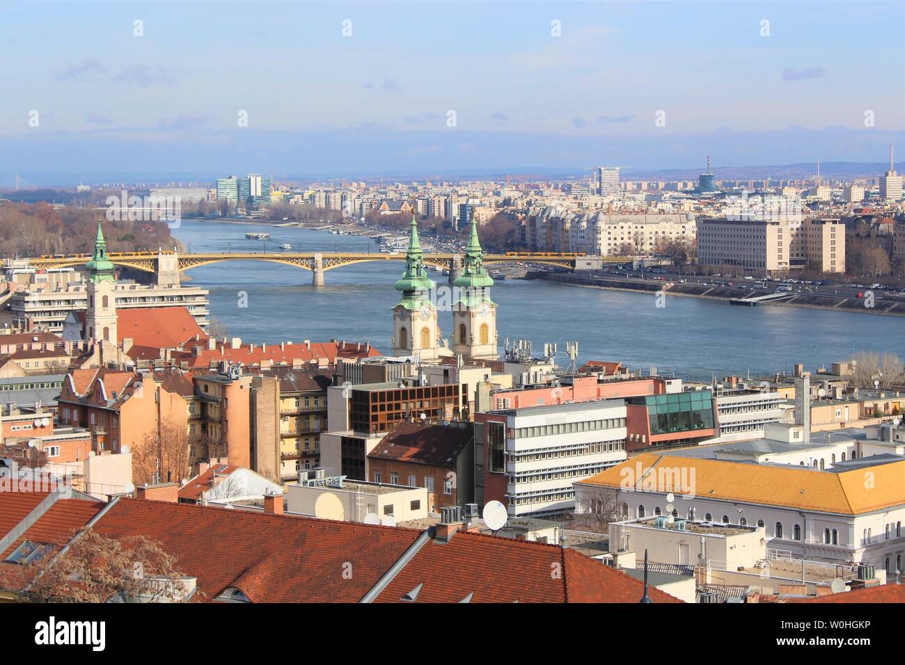 Vue de Budapest, divisé par le Danube et reliées par le pont Margaret (l'un des nombreux ponts pour piétons et véhicules sur le Danube). Banque D'Images