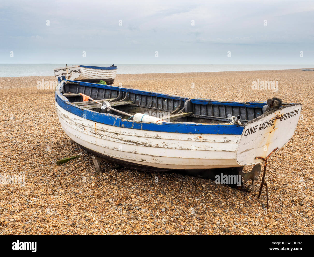 Plus d'un vieux bateau de pêche sur la plage de galets à l'Angleterre Suffolk Aldeburgh Banque D'Images