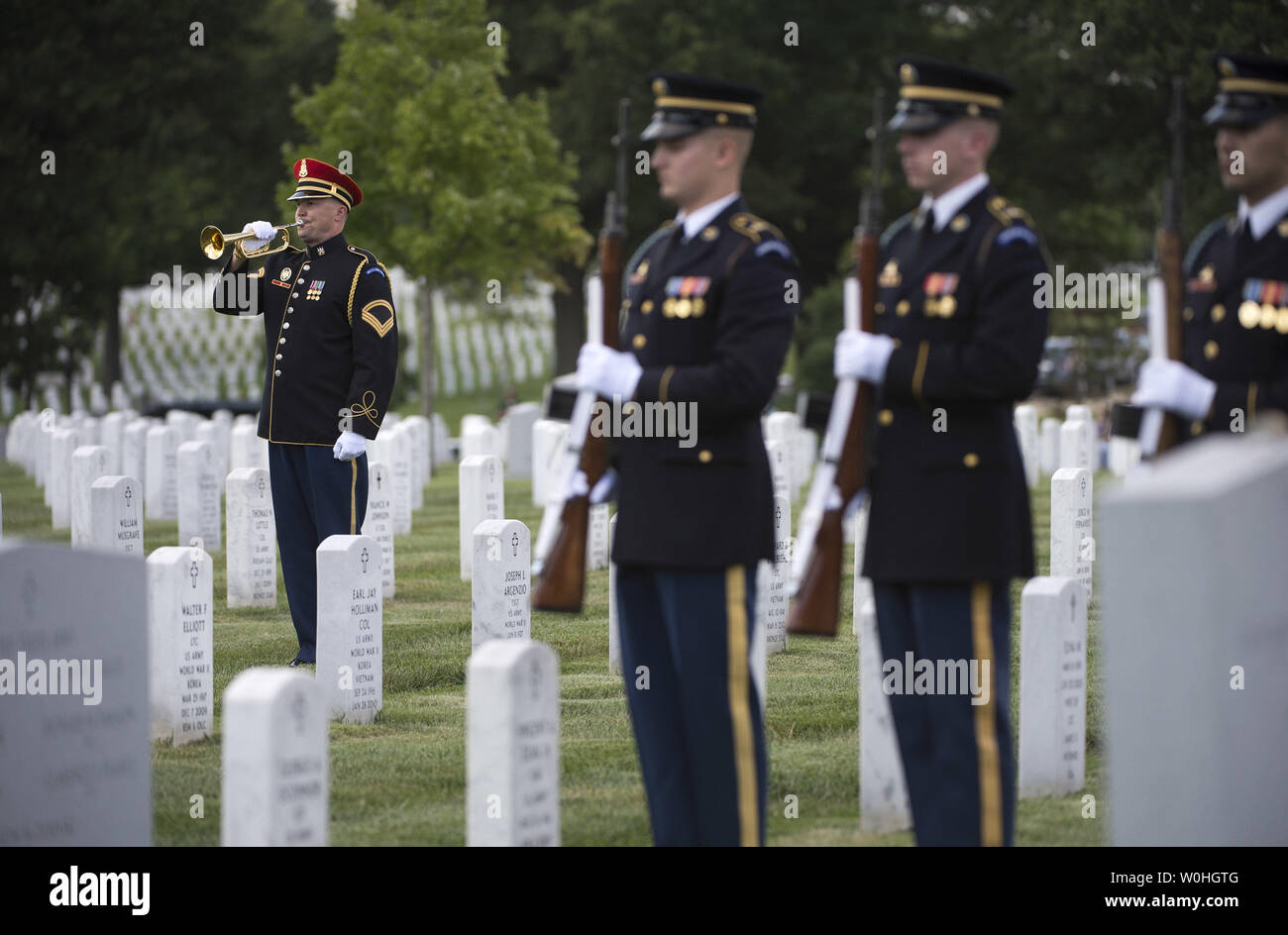 Un clairon taps pendant le service pour l'armée, le général Harold J. Greene, au cimetière national d'Arlington le 14 août 2014 à Arlington, en Virginie. Greene a été tué par un soldat afghan en uniforme alors que Greene a été la visite d'une académie militaire de Kaboul. UPI/Kevin Dietsch Banque D'Images