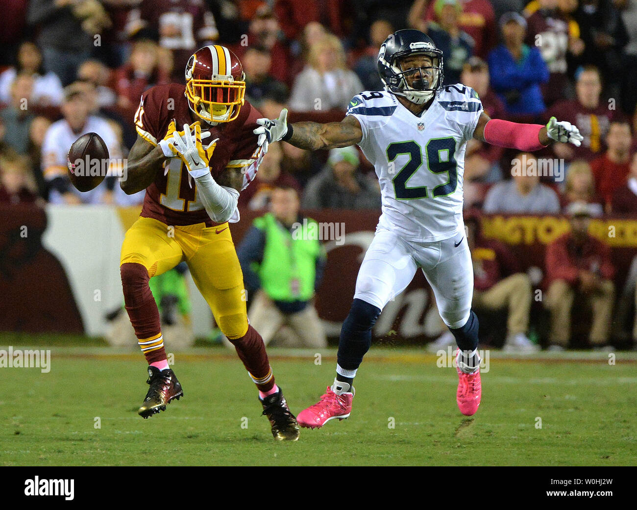 Redskins de Washington le receveur DeSean Jackson (11) dispose d'un col rompu par Seattle Seahawks gratuit à la Earl Thomas (29) au cours du deuxième trimestre à FedEx Field à Landover, Maryland le 6 octobre 2014. UPI/Kevin Dietsch Banque D'Images