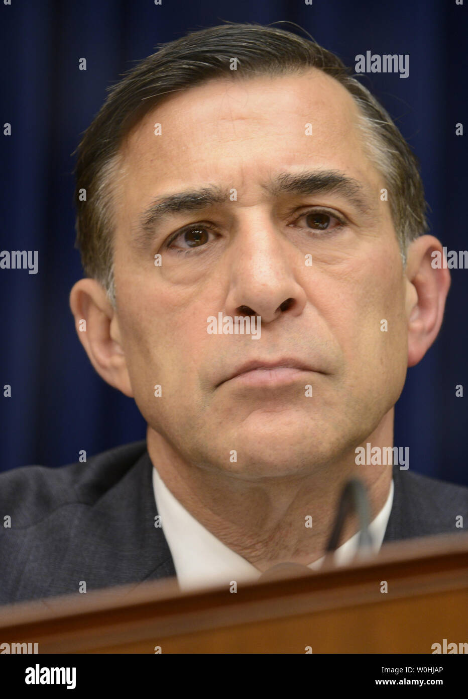 Rép. Darrell Issa (président R-CA) est à l'écoute de témoignage lors d'un contrôle de la Chambre et de la réforme de l'Etat audience de comité sur "La crise de l'Ebola : Coordination d'un système interorganisationnel de réponse, le 24 octobre 2014, à Washington, DC. L'audience vient après un médecin qui travaillait dans l'Afrique de l'Ouest avec les patients d'Ebola, a commencé à montrer des symptômes à son retour à New York. UPI/Mike Theiler Banque D'Images