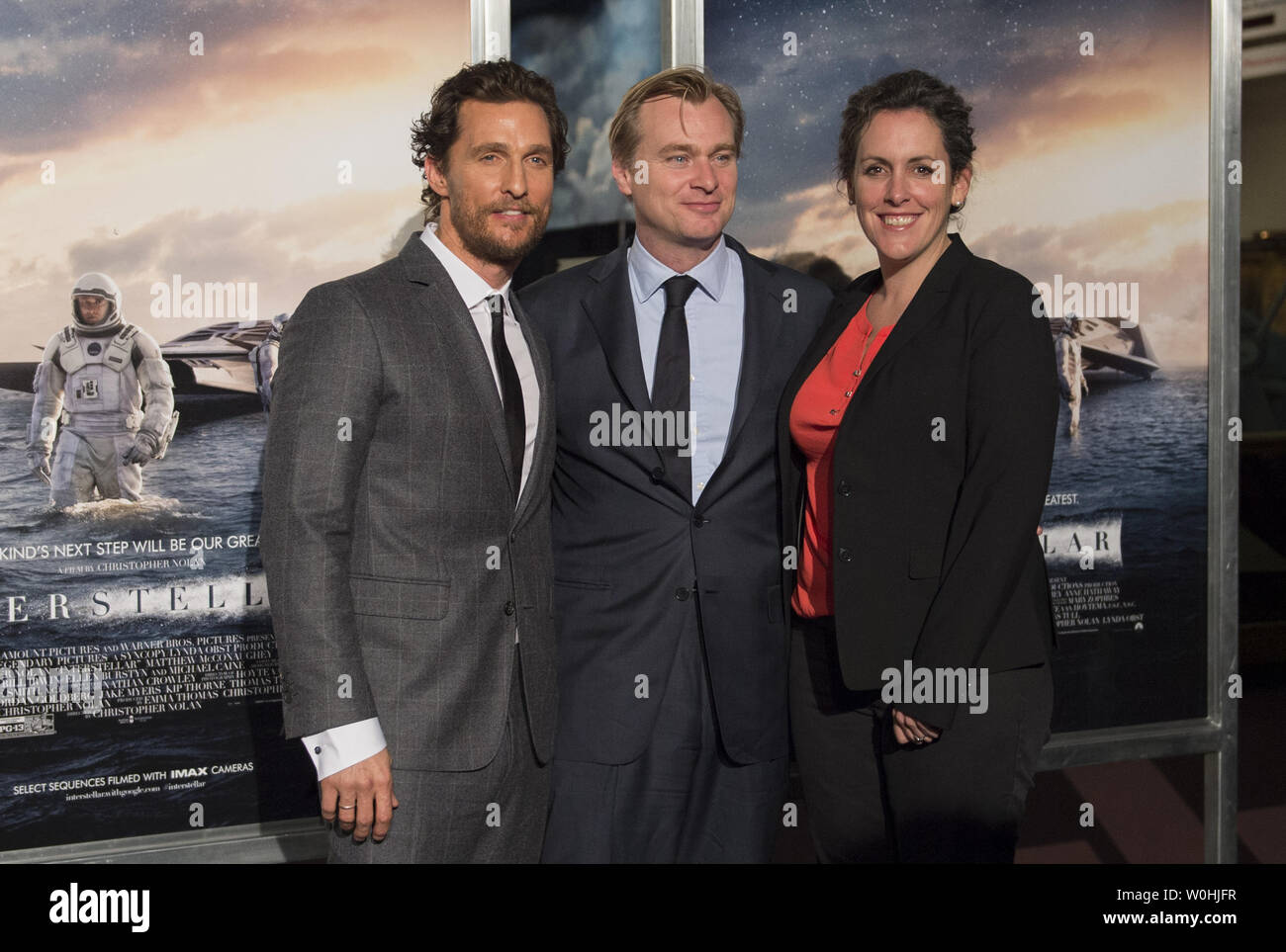 L'acteur Matthew McConaughey, réalisateur Christopher Nolan Producteur sa femme Emma Thomas post sur le tapis rouge pour le premier ministre de son nouveau film 'à' interstellaire du Smithsonian Air and Space Museum au National Mall à Washington, DC, le 5 novembre 2014. UPI/Molly Riley Banque D'Images