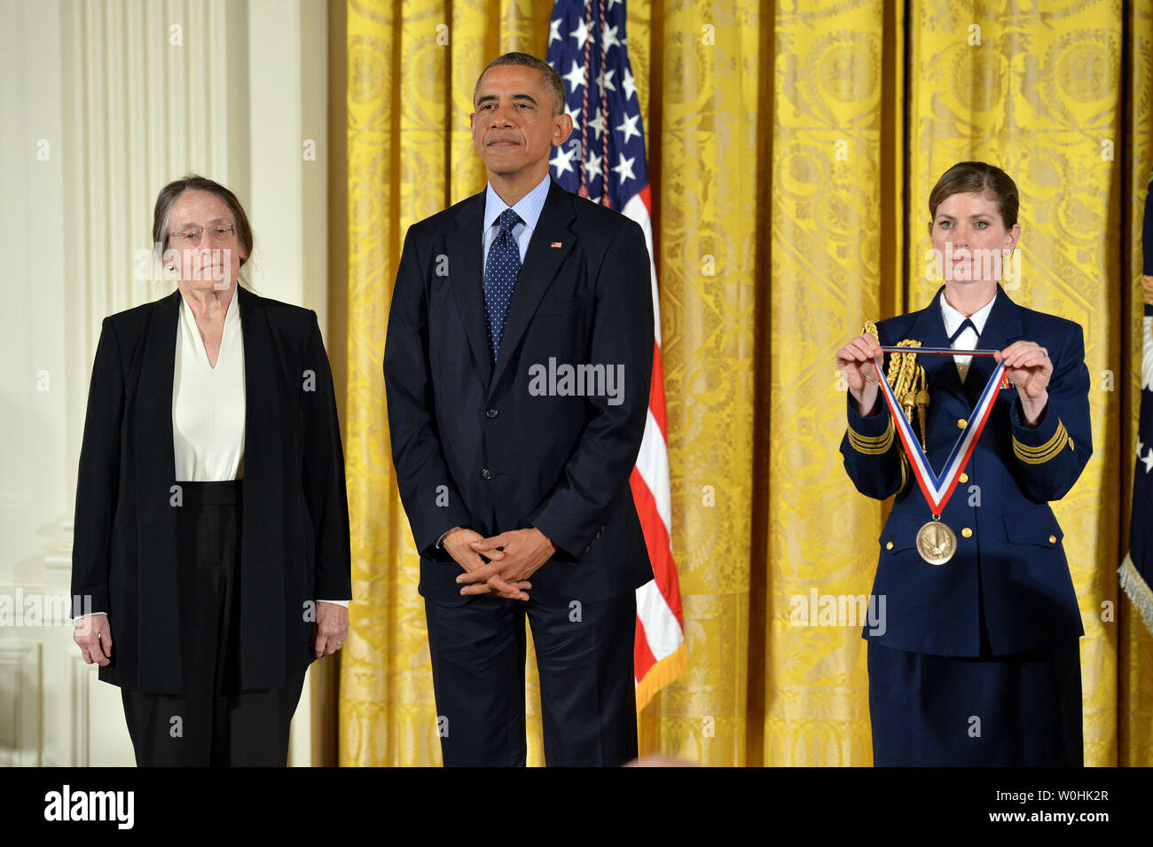 Le président Barack Obama awards la Médaille nationale de la technologie et l'Innovation de Mary Shaw de.l'Université Carnegie Mellon, lors d'une cérémonie à la Maison Blanche le 20 novembre 2014, à Washington, D.C. Shaw est reconnu pour son leadership de pionnier dans le développement de programmes novateurs en informatique. UPI/Kevin Dietsch Banque D'Images