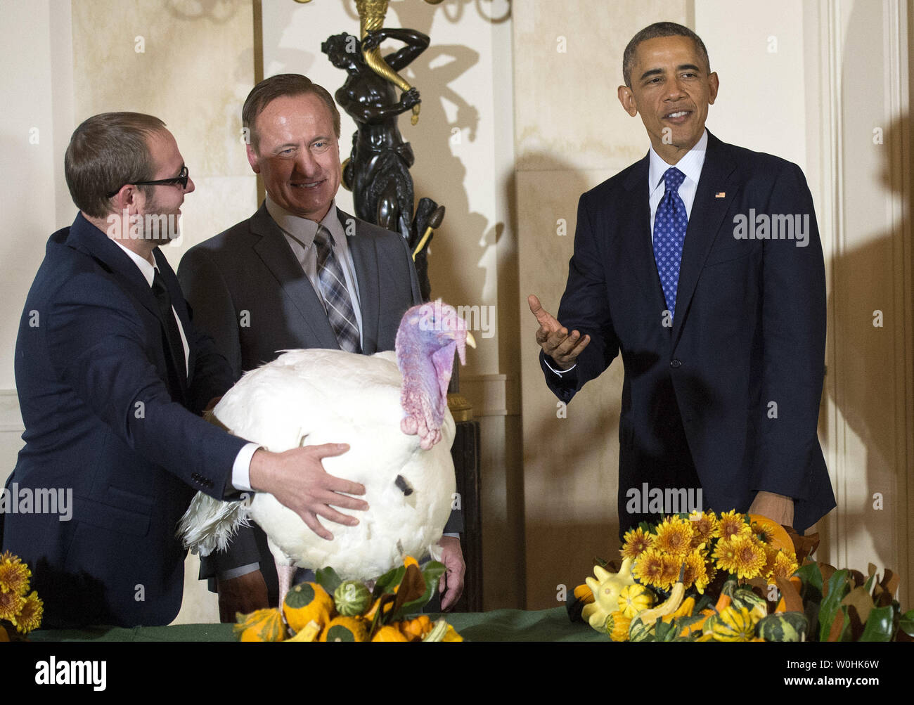 Le président Barack Obama la réhabilitation du fromage, le National 2014 Dinde de Thanksgiving, en tant que président de la Fédération Nationale de Turquie Gary Cooper (centre) et son fils Cole le restreindre, lors d'une cérémonie à la Maison Blanche le 26 novembre 2014 à Washington, D.C., fromage et d'une autre Turquie nommé Mac, sera exposée pour visiteurs à leur domicile permanent à Morven Park's "Turkey Hill," La France agricole historique situé à l'accueil de l'ancien gouverneur de Virginie Westmoreland Davis à Leesburg, en Virginie. UPI/Kevin Dietsch Banque D'Images